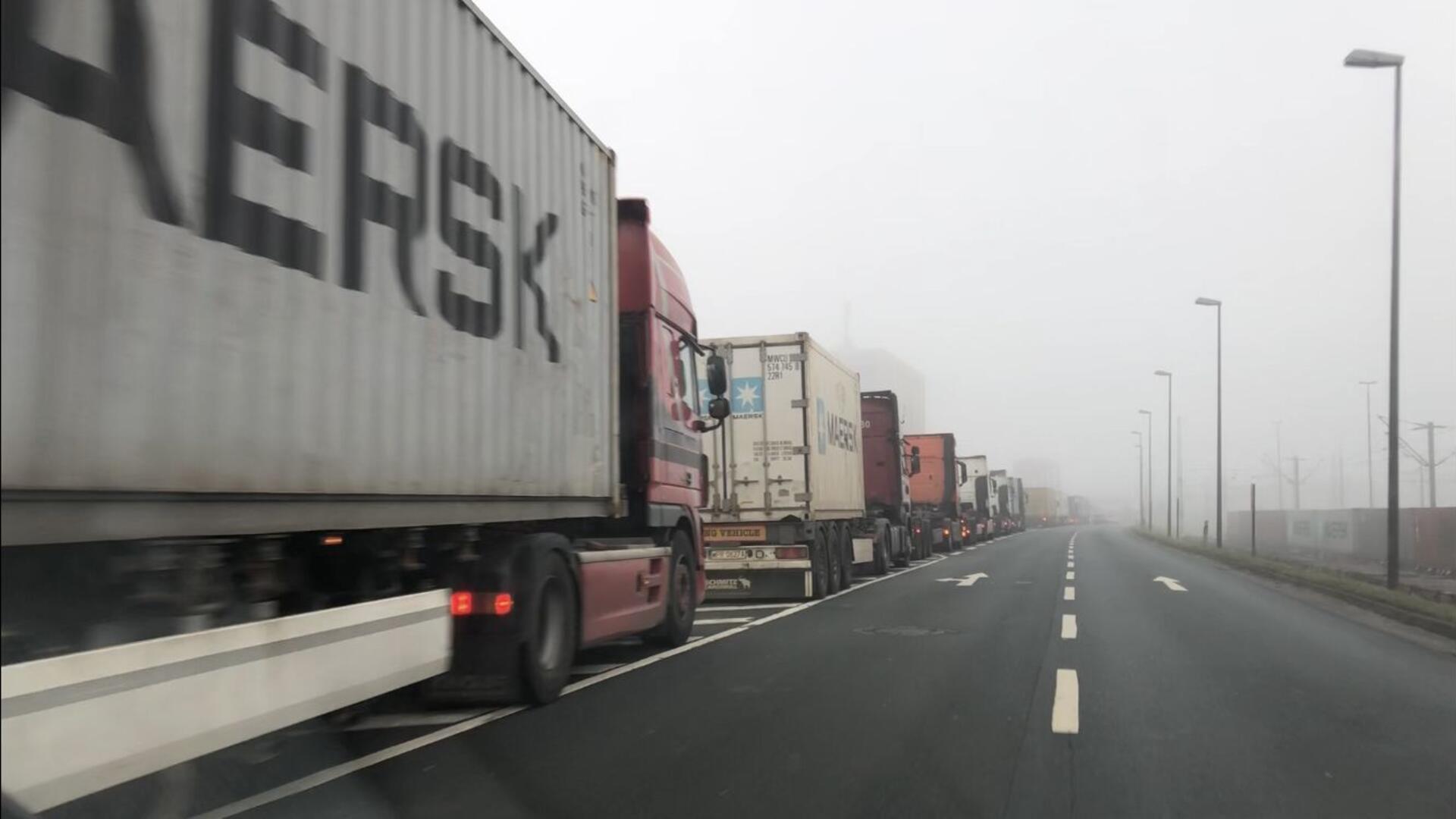 Container-Lkw stauen sich im Nebel in Richtung Überseehafen und Container-Terminal Bremerhaven.