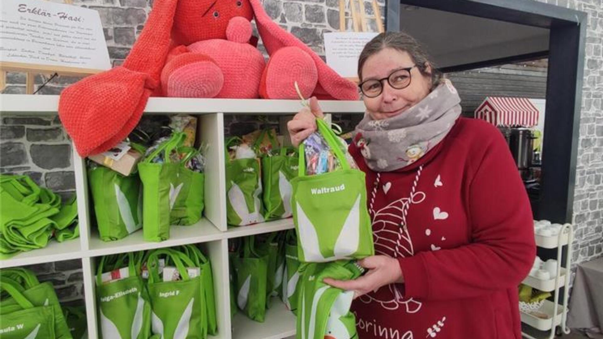 Corinna Mosebach vom Verein Bremerhavener Haustierversorgung organisiert in ihrer Lagerhalle am Lipperkamp nicht nur Weihnachts-, sondern auch Ostermärkte. Mit "Überraschungsei" für Senioren, die in Heimen leben.