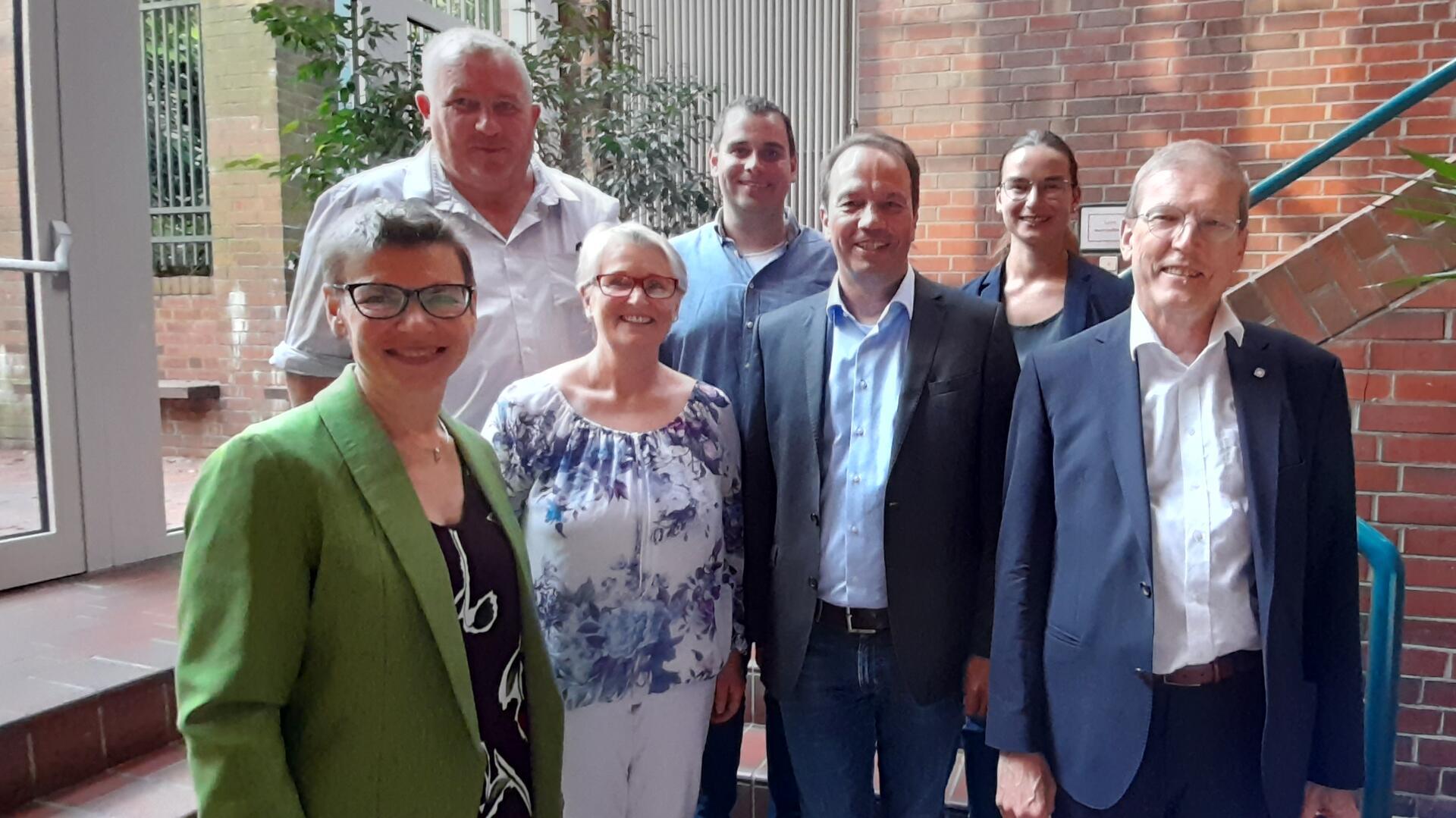 Cornelia Möller (von links), Alexander von Hammerstein, Anne-Dörte Neumann, Henning Brandt, Jörn Ehlers, Henrike Knop und Regionalbischof Dr. Hans Christian Brandy informierten in Impulsreferaten über die aktuelle Situation in der Landwirtschaft und in der Kirche.