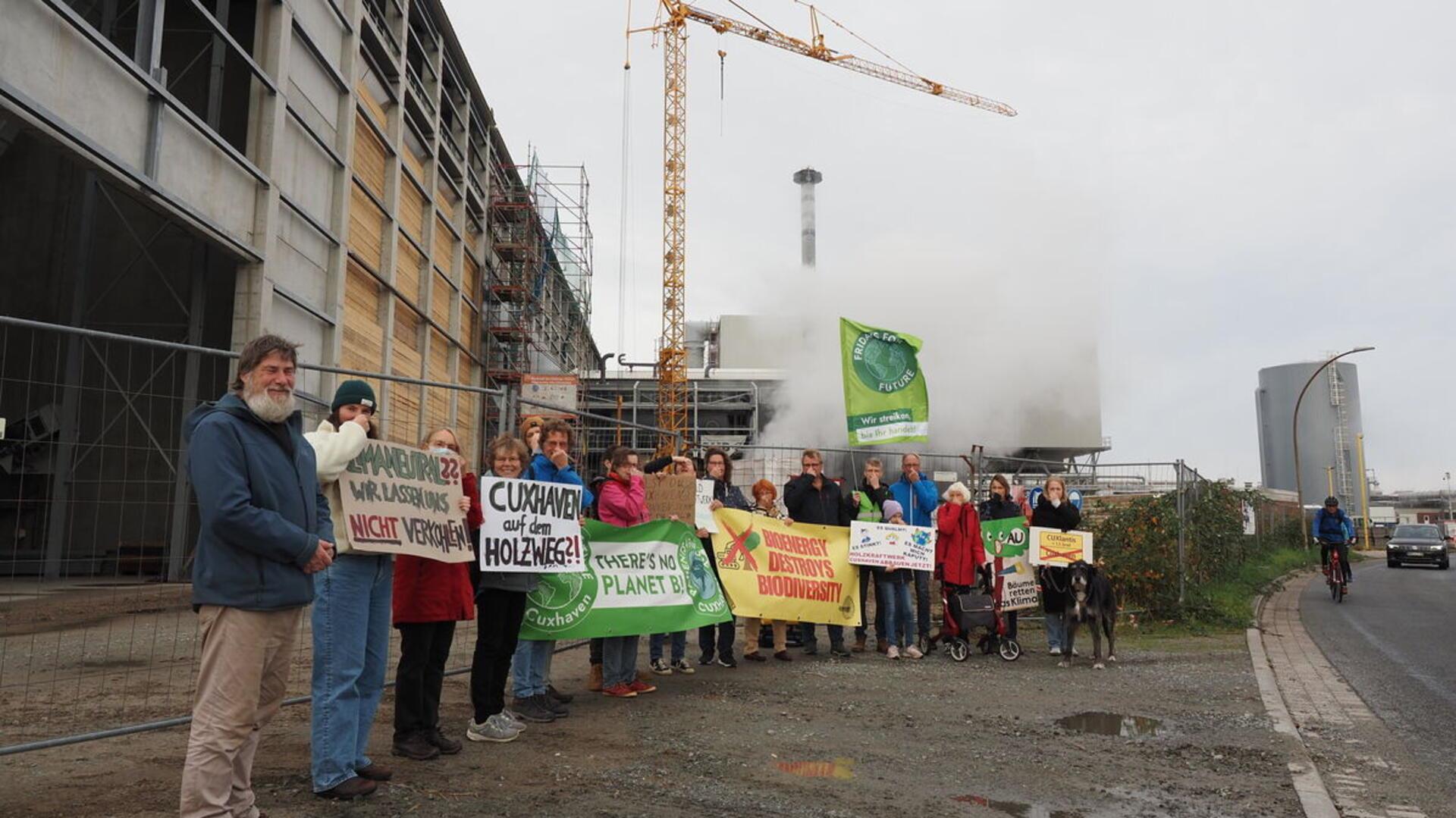 "Cuxhaven for Future" setzte ein Zeichen gegen Inbetriebnahme des Holzheizkraftwerkes in Cuxhvaen an der Neufelder Straße.