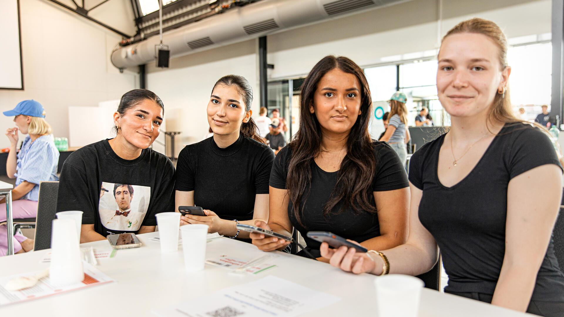 Im Forum Fischbahnhof fand eine DKMS-Aktion statt: Selma Ihan, Havin Karakaya,Rojin Delal Karakaya und Aleyna Akdogan haben sich registrieren lassen. 