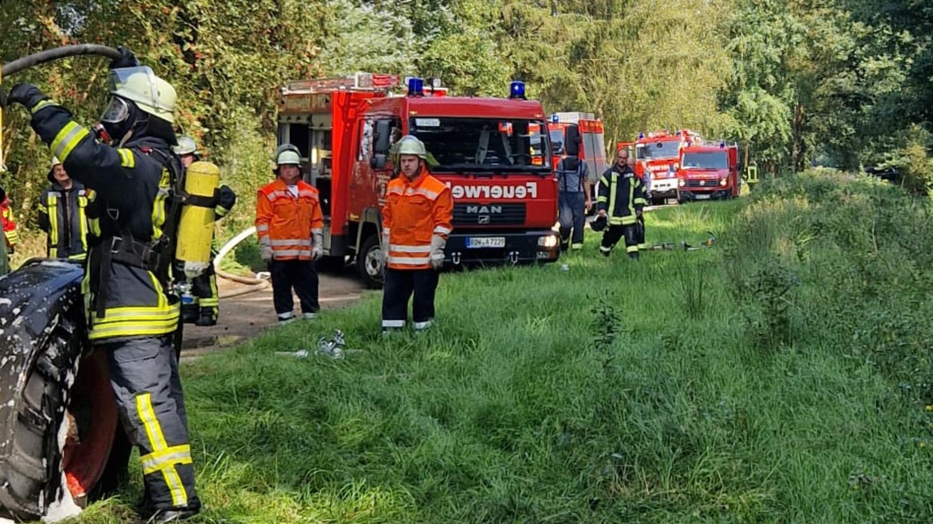 Da die nächste Wasserentnahmestelle einige hundert Meter entfernt war, wurde das Mittlere Löschfahrzeug (MLF) aus Fahrendorf vom Beverner Tanklöschfahrzeug mit Wasser versorgt.