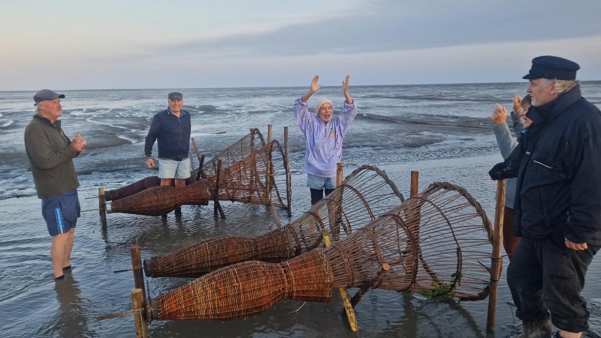 Da freuen sich Fischer und Flechter: die Reusen aus dem Weidenzentrum Wurster Nordseeküste bewähren sich bei den Mitgliedern des Heimatkreises Wremen auch in der Praxis.