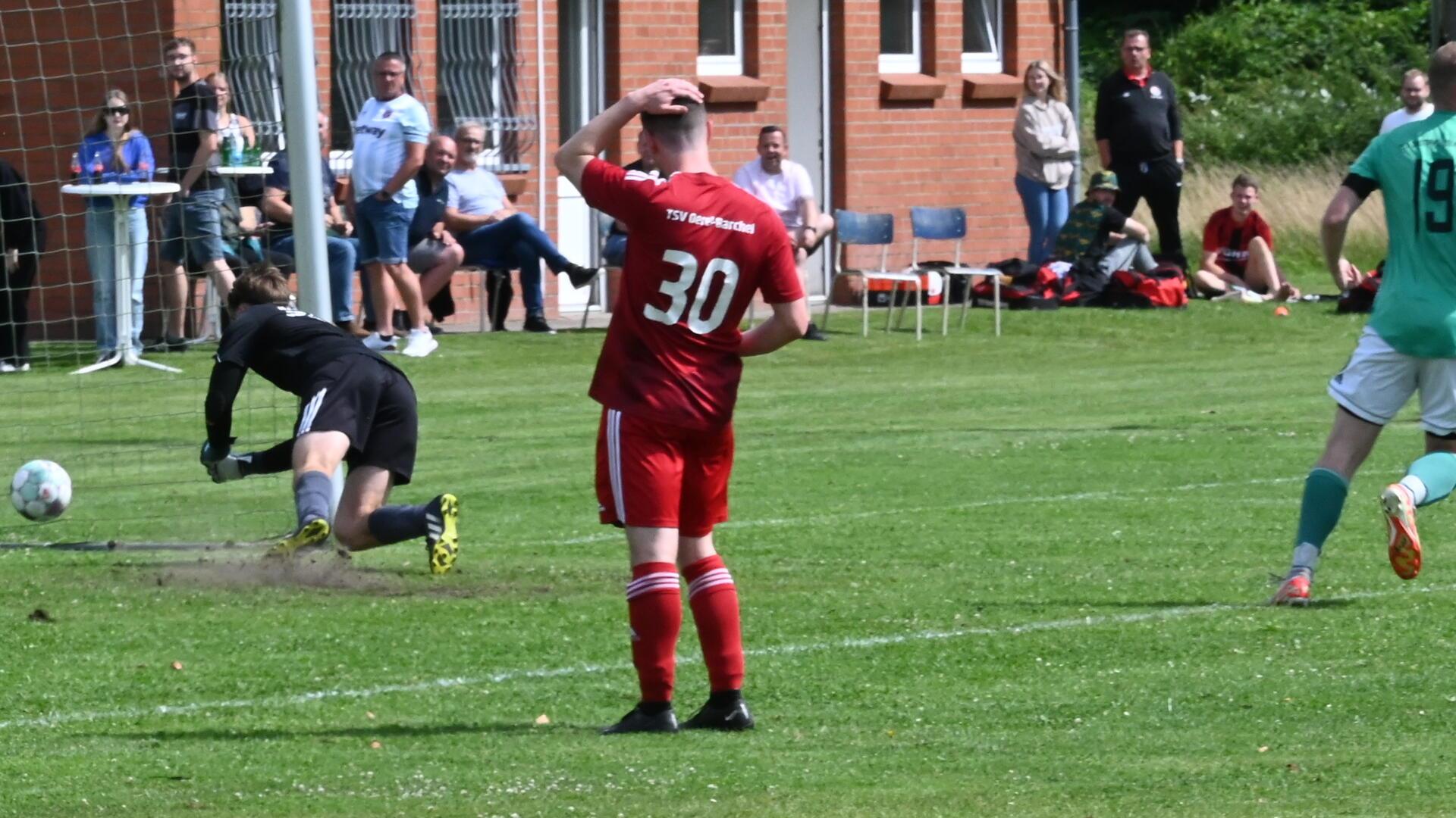 Da ist es passiert: Oerels Keeper Melvin Fischer hechtet vergeblich nach dem Ball. Der Aufsteiger geriet in Basdahl durch ein Eigentor von Florian Busch in Rückstand.