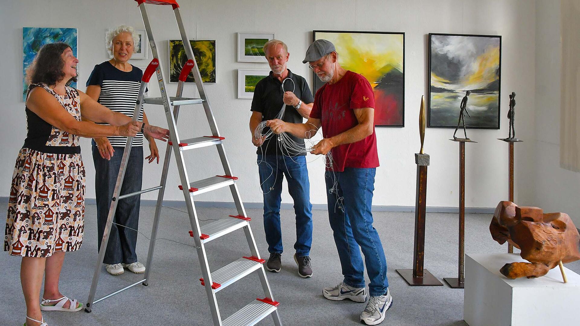 Da war die Welt noch in Ordnung: Elke Grapenthin, Elke Ahrens, Ingo Meier und Reiner Madena bereiteten eine Ausstellung vor.