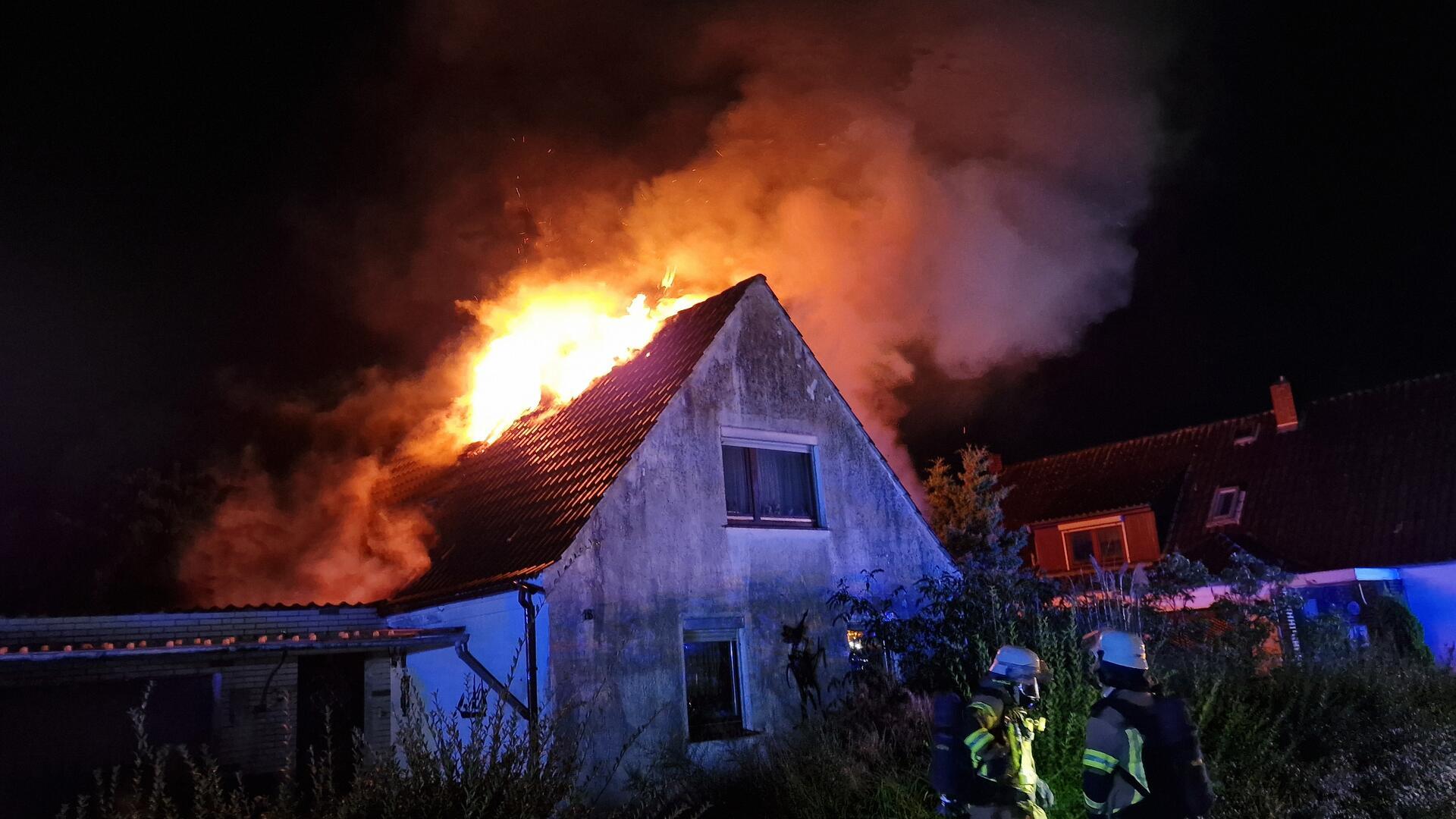 Dachstuhlbrand in Bremerhaven: Neben zahlreichen Einsätzen in vollgelaufenen Kellern musste die Feuerwehr auch ein brennendes Haus löschen.