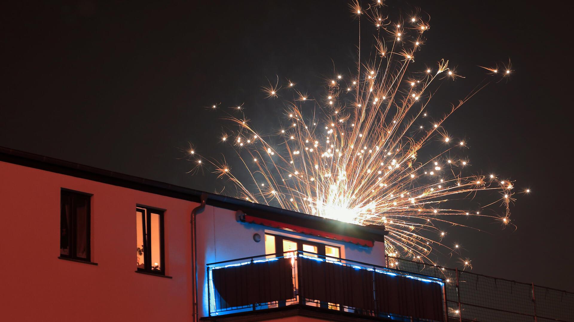 Damit Feuerwerkskörper keine Schäden im Haus anrichten können, sollten Fenster und Türen in der Silvesternacht geschlossen bleiben. 