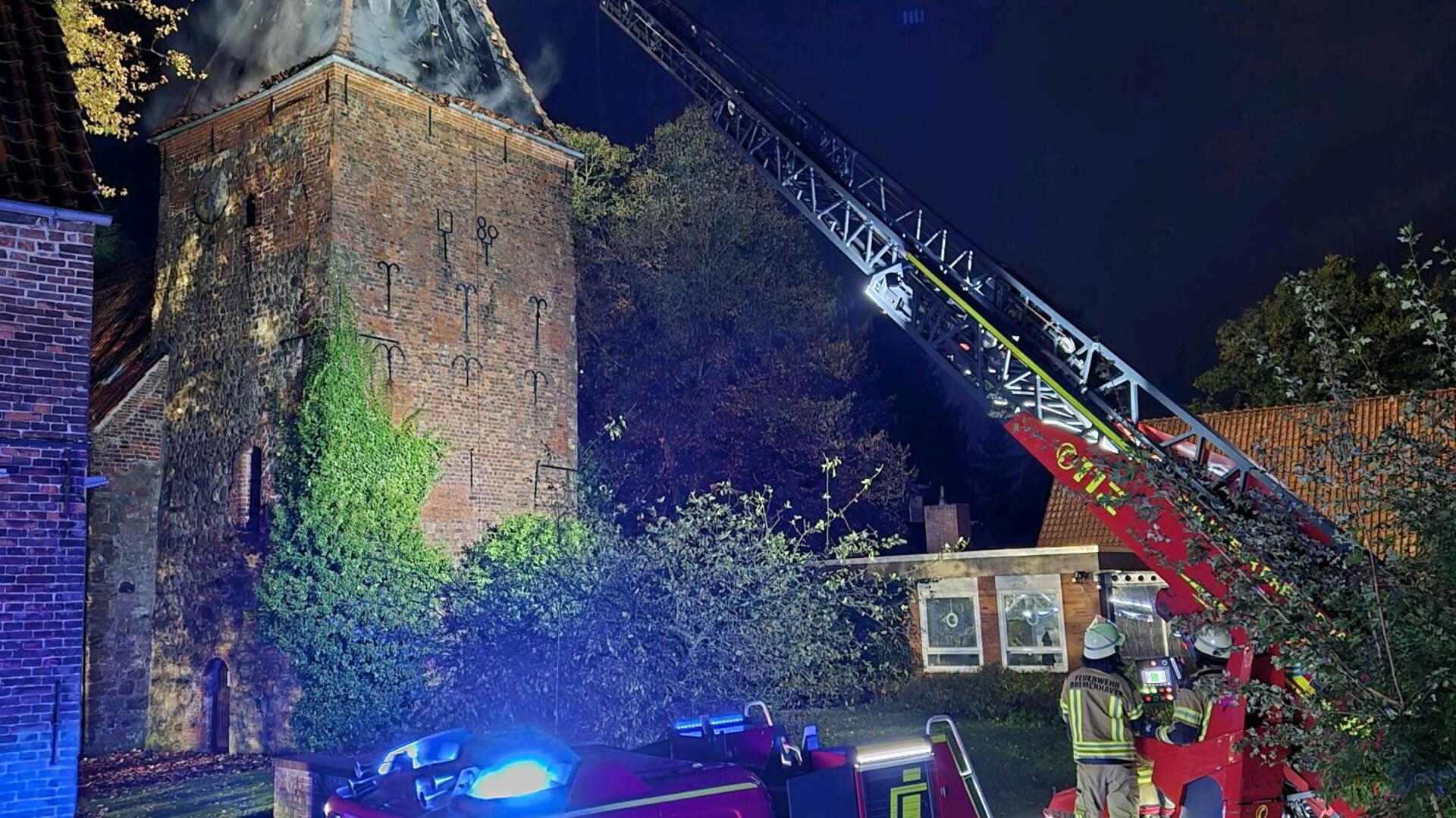 Bildnachweis: Feuerwehr Bremerhaven.Bildunterschrift: Brand Kirche Bremerhaven WulsdorfDank des schnellen Einsatzes der Feuerwehr Bremerhaven konnte das Kirchenschiff vor den Flammen gerettet werden.