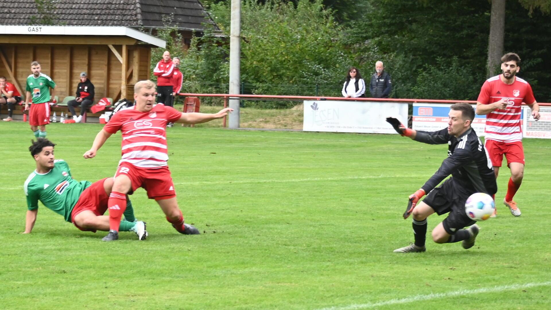 Das 1:0 für den BSC: Murat Boral lässt seinen Gegenspieler ins Leere laufen und überwindet auch Hambergens Keeper Dirk Böttjer.