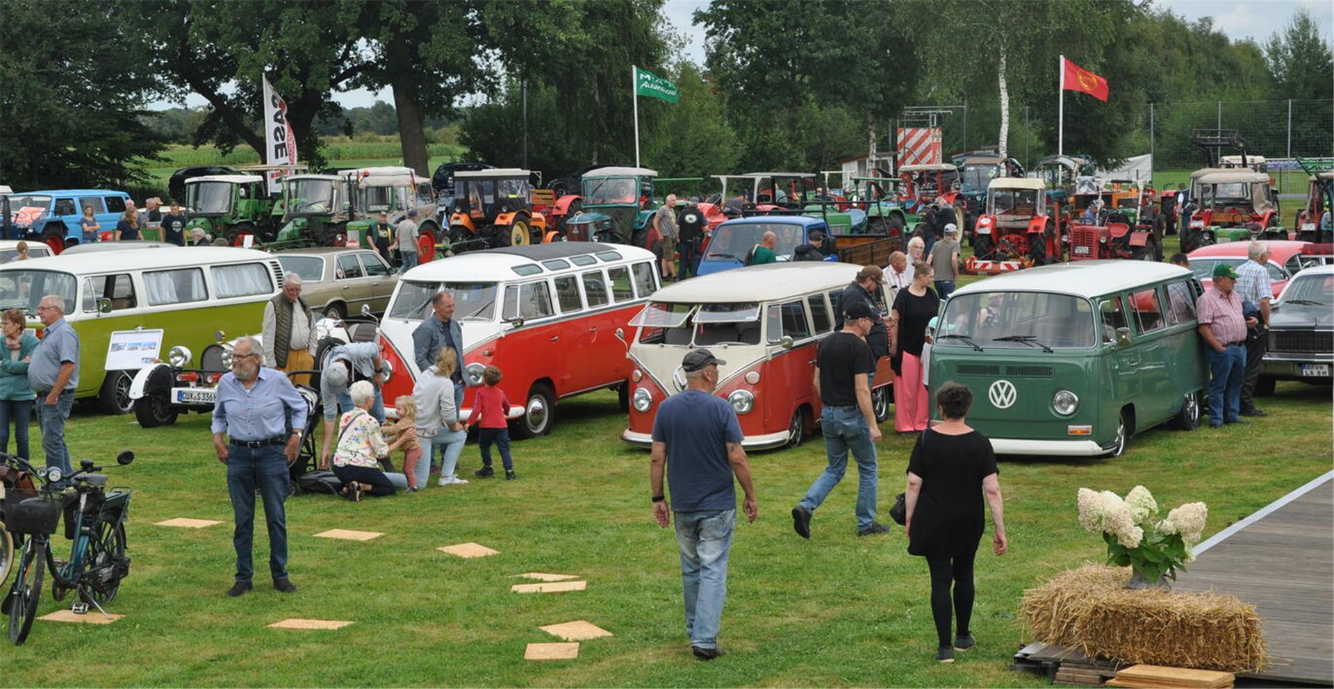 Das 37. Dorffest in Iselersheim mit Oldtimertreffen zog wieder viele Besucher auf das Gelände der ehemaligen Grundschule.