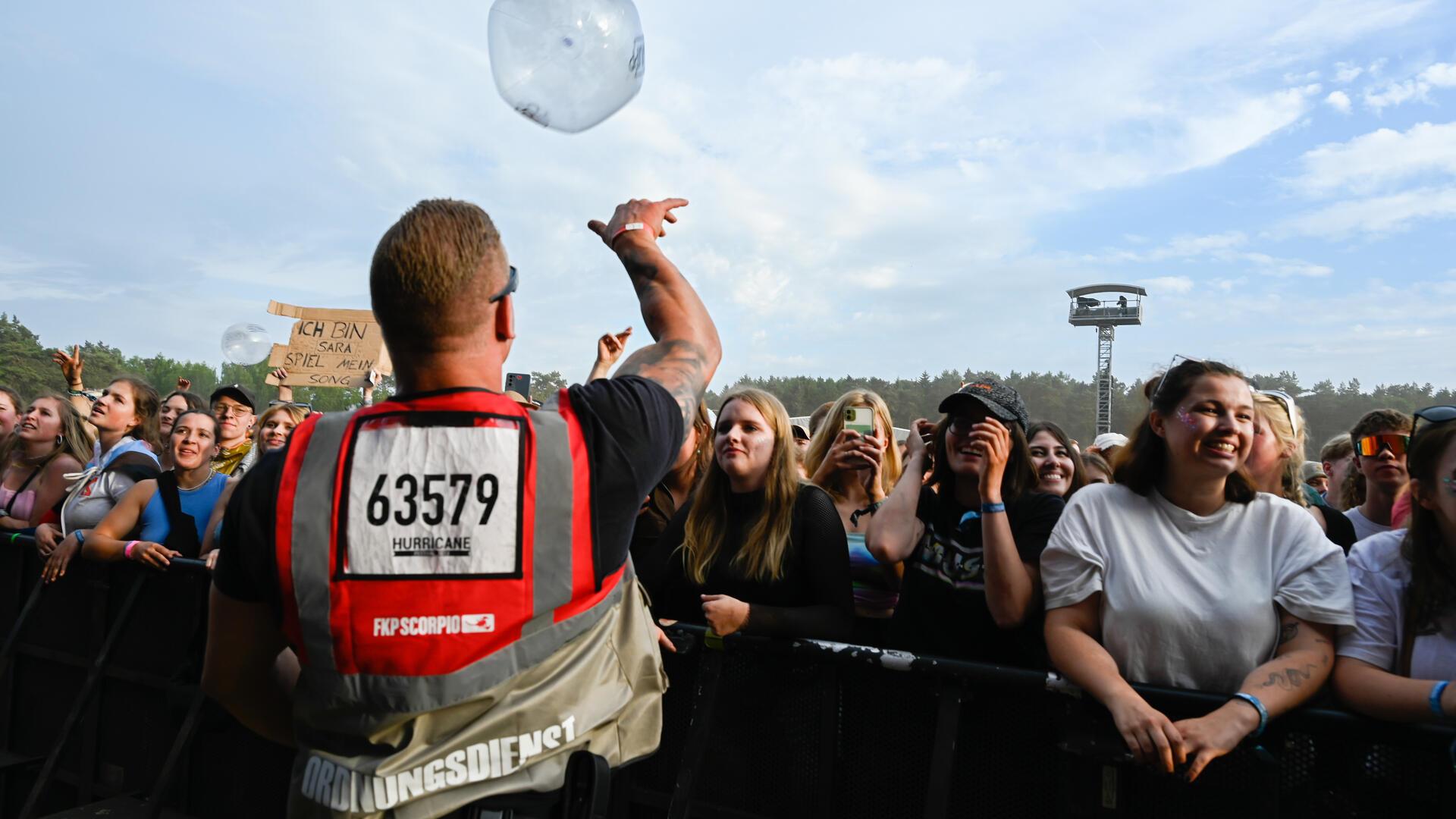 Das Foto zeigt Sicherheitspersonal auf einem Festival. 