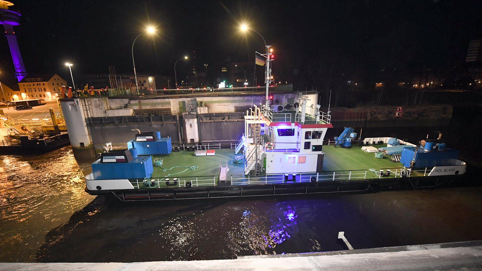 Arbeitsschiff Hol Blank beim Sturmflutsperrwerk