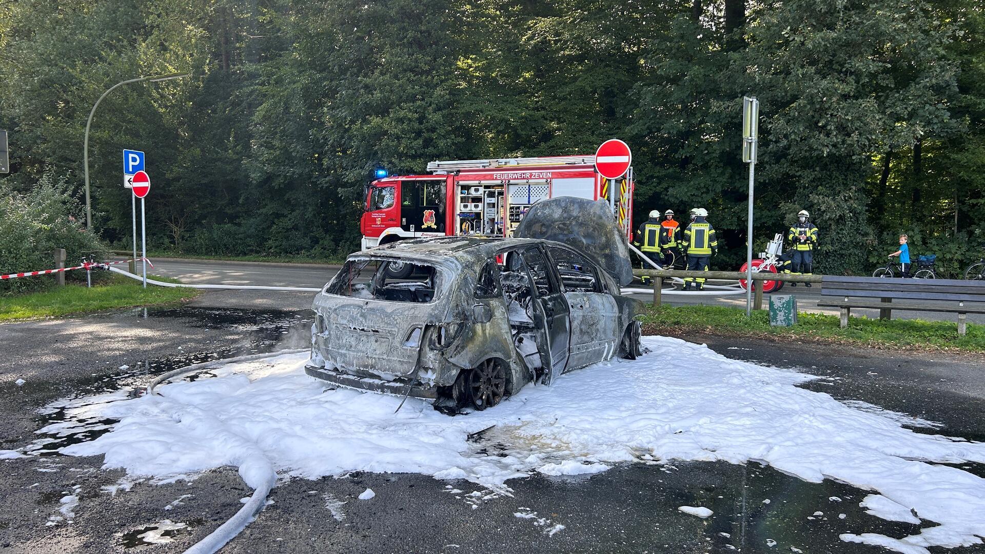 Auto ausgebrannt Schaum Feuerwehr