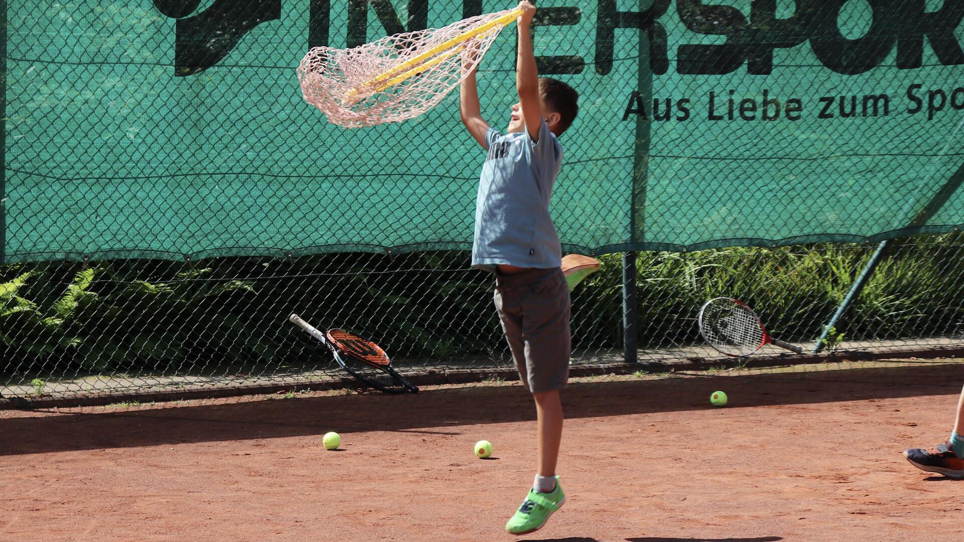 Das Ballgefühl ist das A und O beim Tennis: Dabei handelt es sich nicht nur um Übungen mit dem Schläger. Auch das Fangen von Tennisbällen ist essenziell.