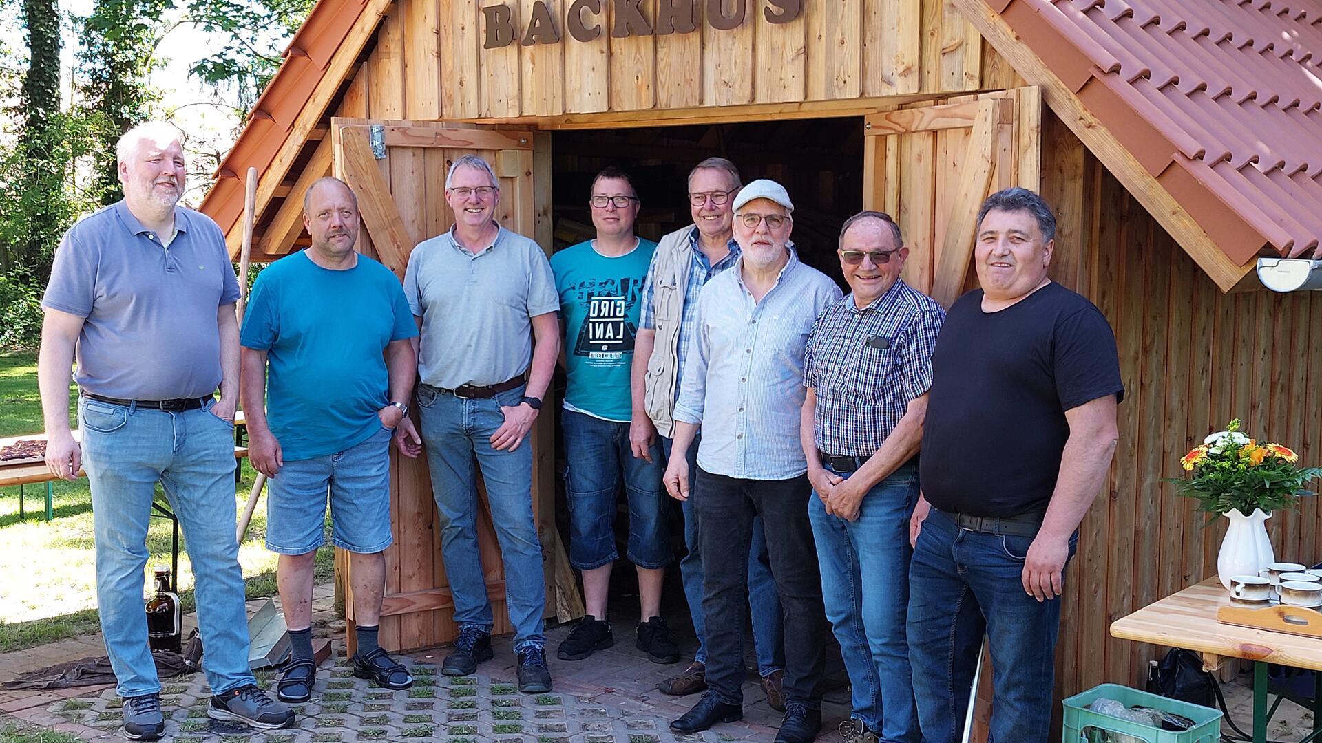 Das Bauteam vom Backhaus Debstedt präsentierte sich bei der Eröffnung mit den professionellen Ofenbauern den zahlreichen Gästen im Pfarrgarten der St. Dionysius-Gemeinde.