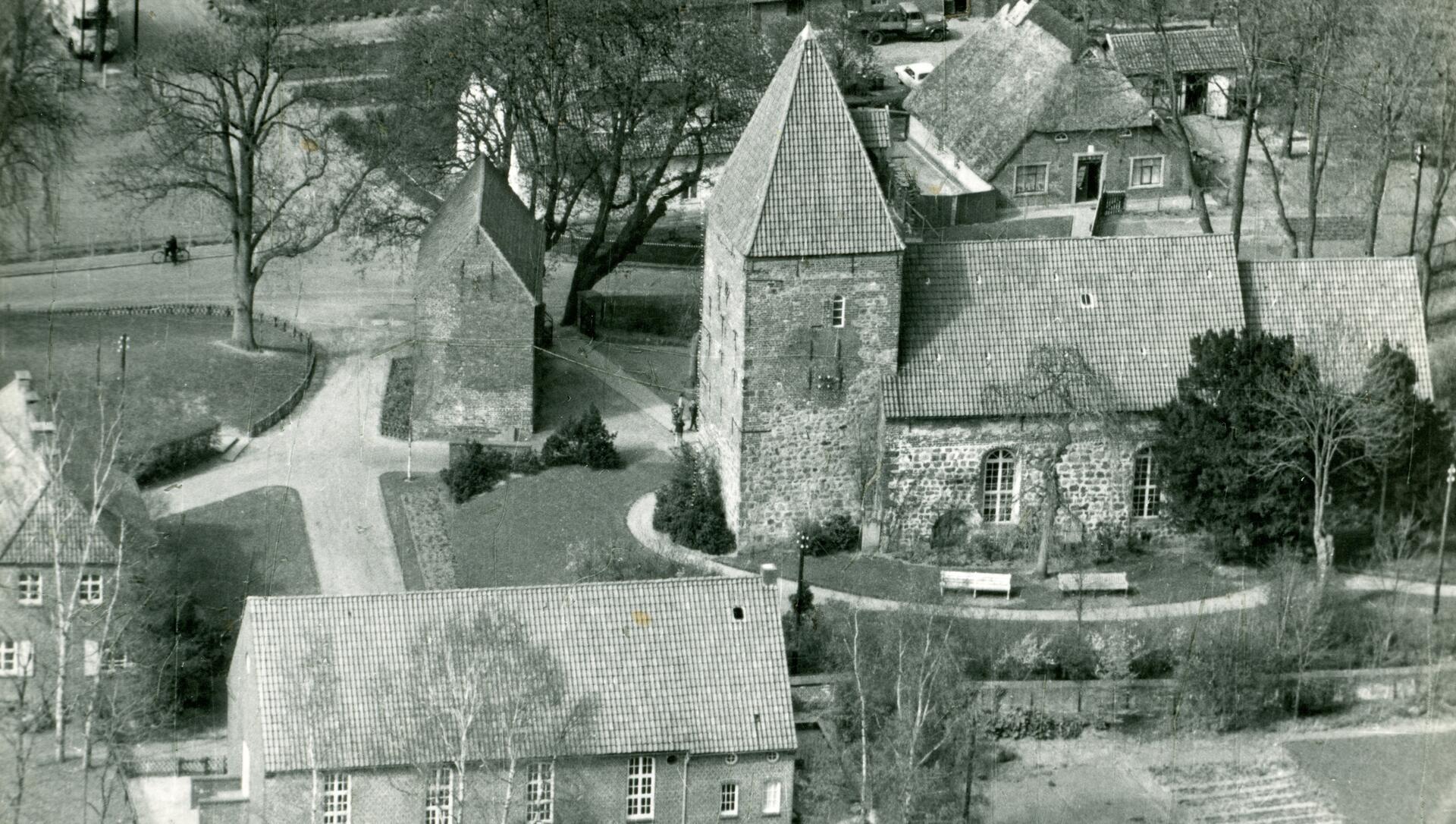 Das Bild der Dionysiuskirche – hier ein Foto von 1962 – hat sich immer wieder verändert. Am 13. Dezember 1313 wurde die Kirche erstmals urkundlich erwähnt. Damals besiegelte der Kirchherr Henricus aus Wulsdorf zusammen mit seinem Leher Kollegen und dem Bremer Dompropst einen Frieden zwischen der Stadt Bremen und dem Vieland. Das Original der Urkunde liegt im Staatsarchiv in Bremen.