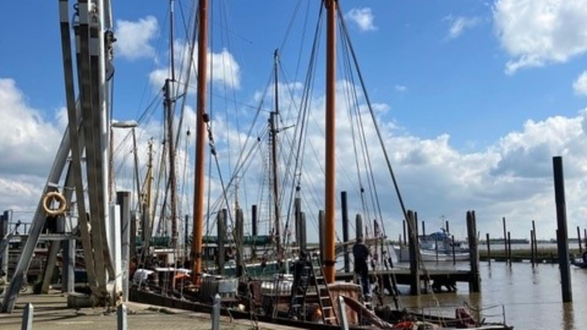 Das Bild zeigt das Schiff nach erfolgreicher Montage in der Werft in Ditzum.