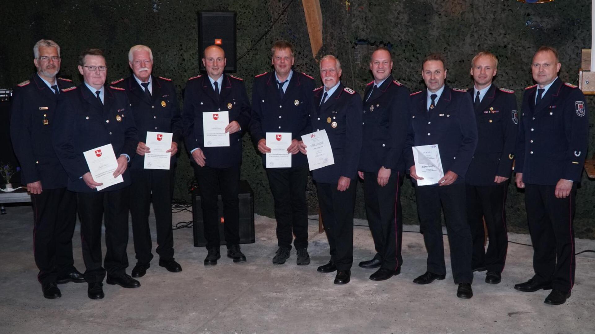 Das Bild zeigt die Geehrte mit den Führungskräften der Feuerwehr.