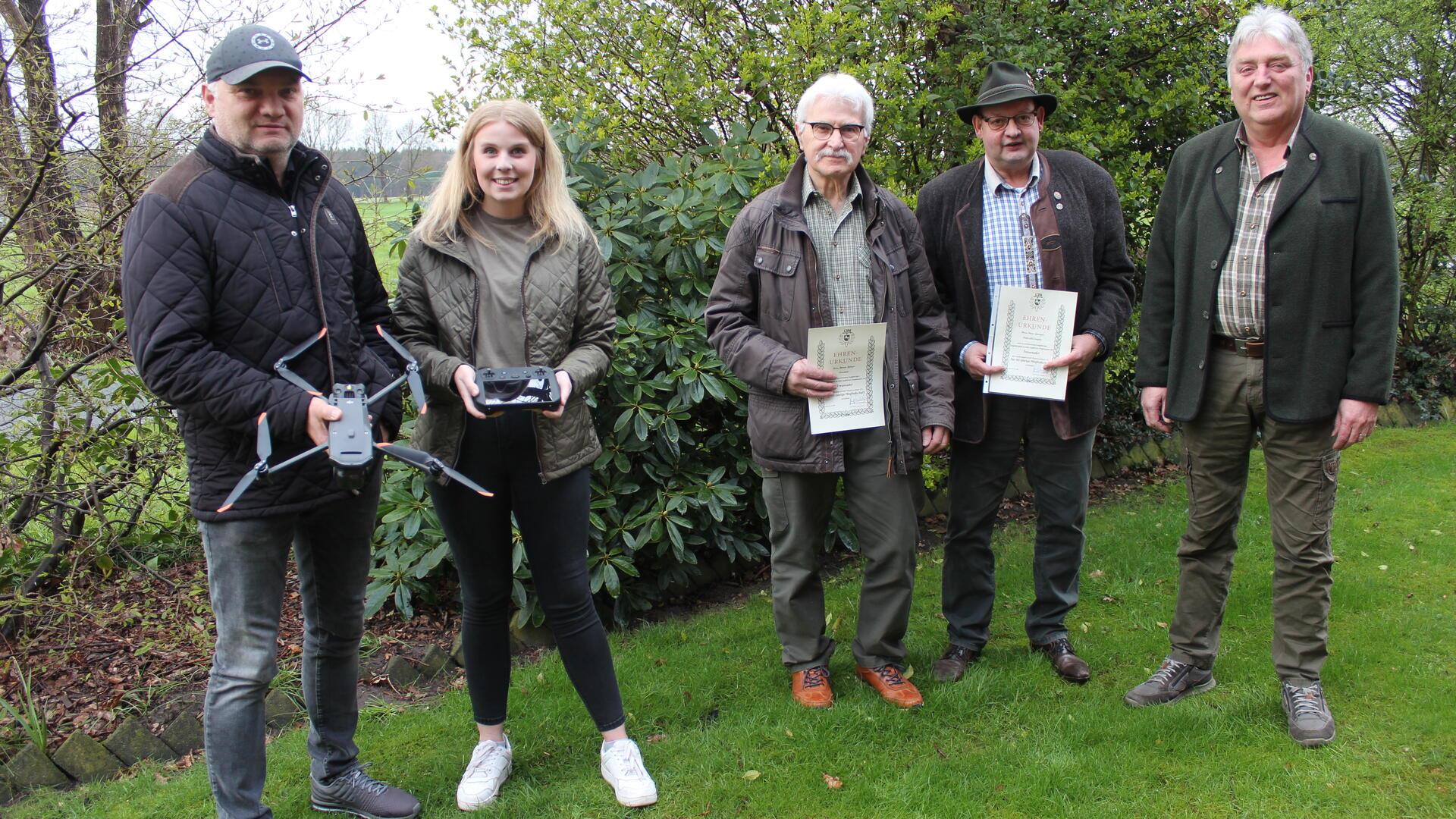 Das Bild zeigt (von links) Peter Tiedemann, Leonie Sticht, Werner Zuleger, Heino Springer und Klaus-Dieter Hoops.