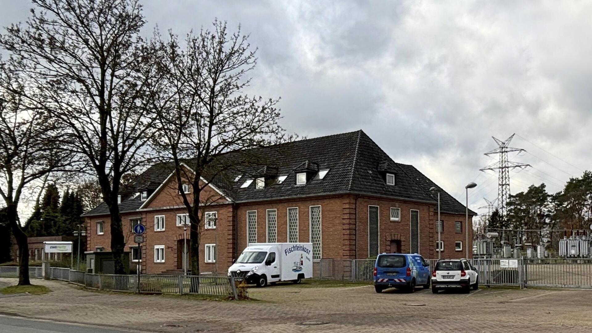 Das Bremervörder Umspannwerk, das sich im Ortsteil Engeo zwischen Gnarrenburger Straße und Altem Kirchweg befindet, wurde in den 1960er Jahren gebaut. Nun soll hinter dem ehemaligen Stadtwerkegebäude ein neues Umspannwerk entstehen.