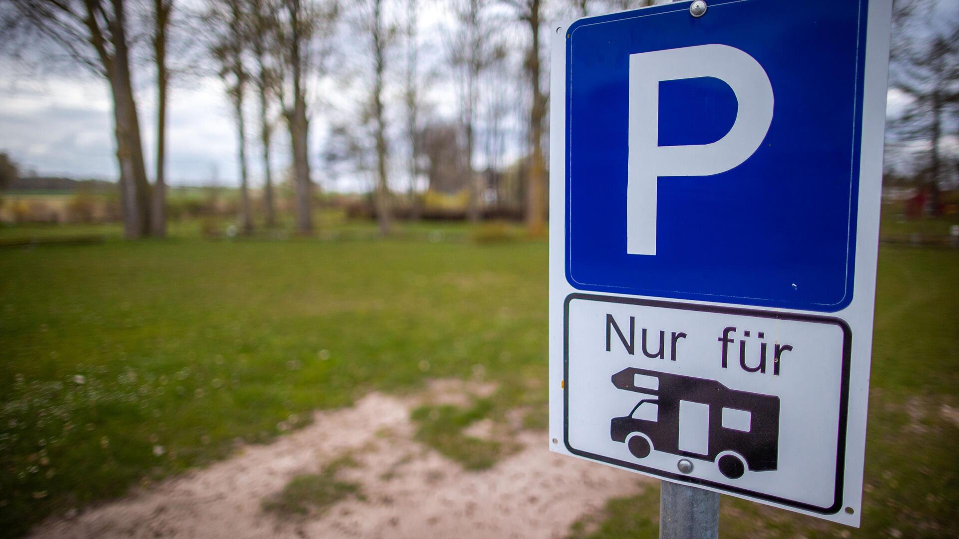 Parkschild, das aufweist, dass nur Wohnmobile hier parken dürfen.