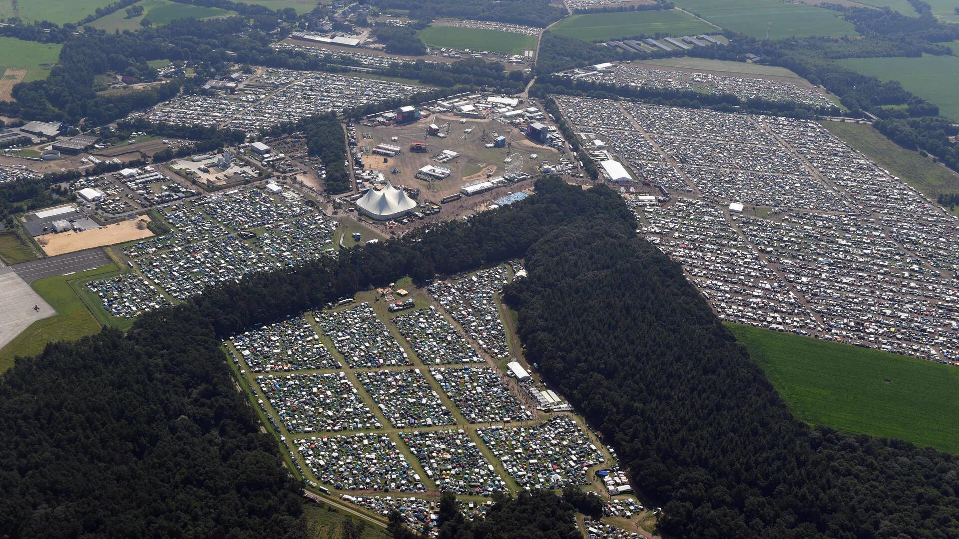 Das Deichbrand-Festival 2024 aus der Luft: Mit 60.000 Besuchern war die Rockcity Wanhöden auch in diesem Jahr ausgebucht.