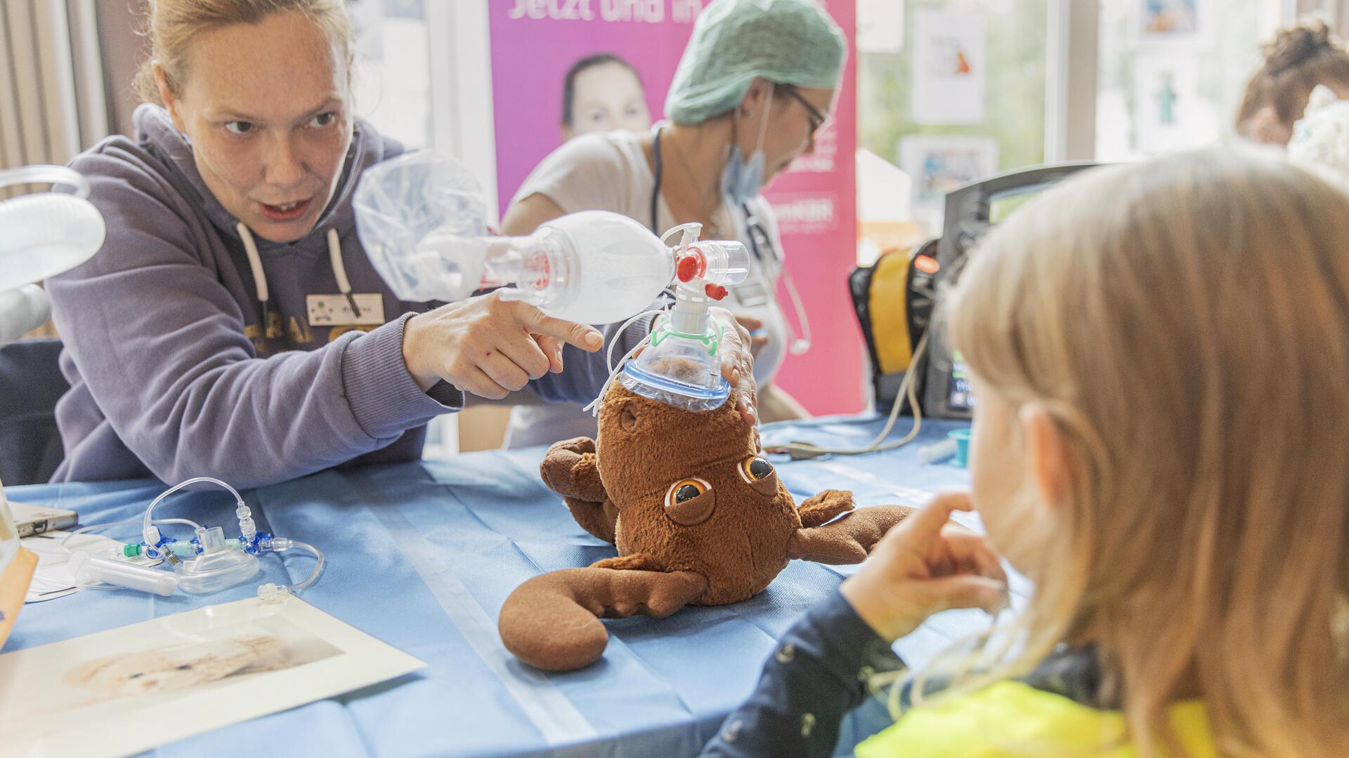 Das Dienstleistungszentrum Grünhöfe ist eine Teddybär-Klinik: So lernen die Kinder, dass sie vor einem Arztbesuch keine Angst zu haben brauchen.