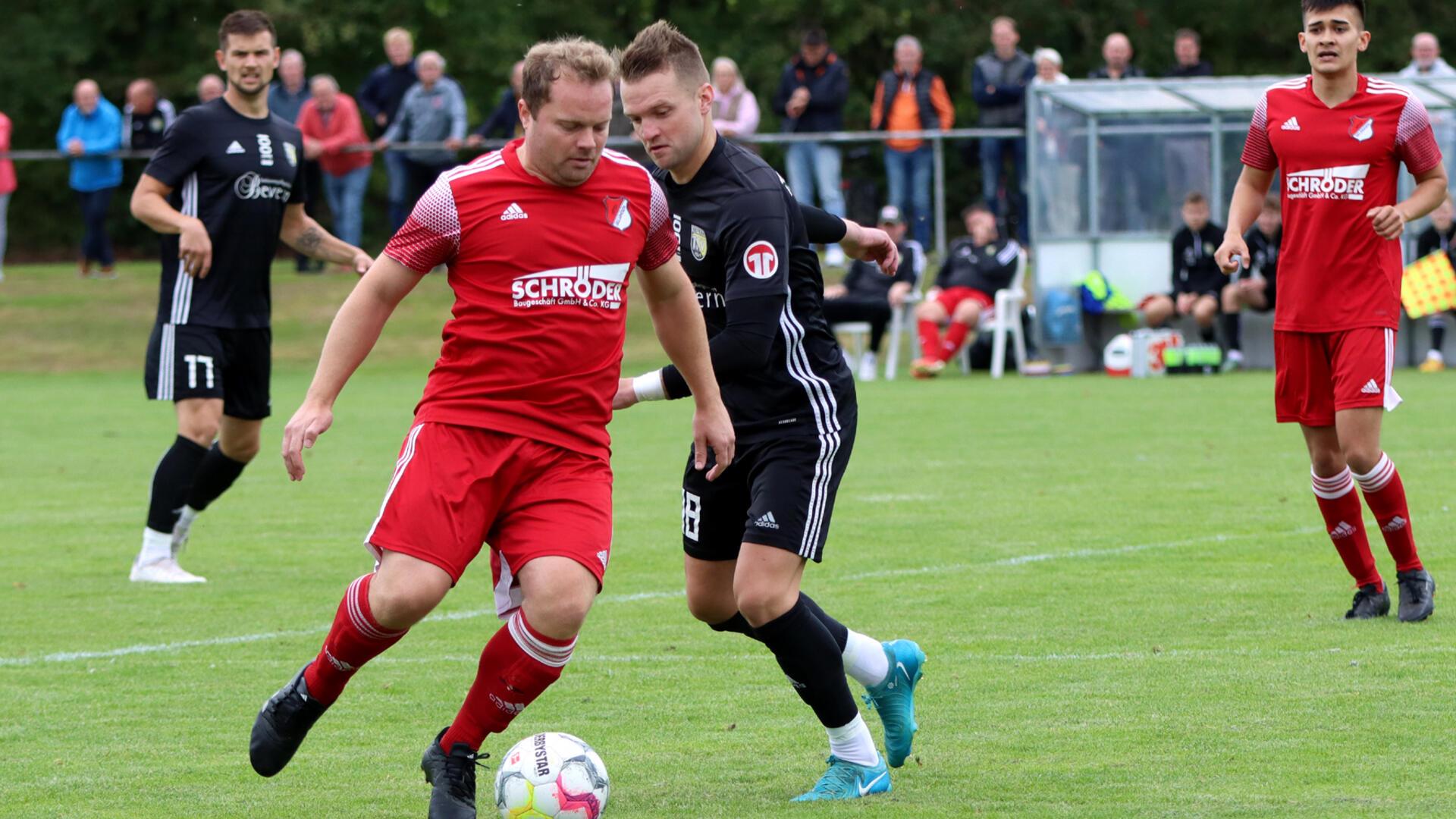 Das Duell der Spielmacher ging mit 1:0 an Selsingens Carsten Müller (li.), hier gegen Fabian Lott.