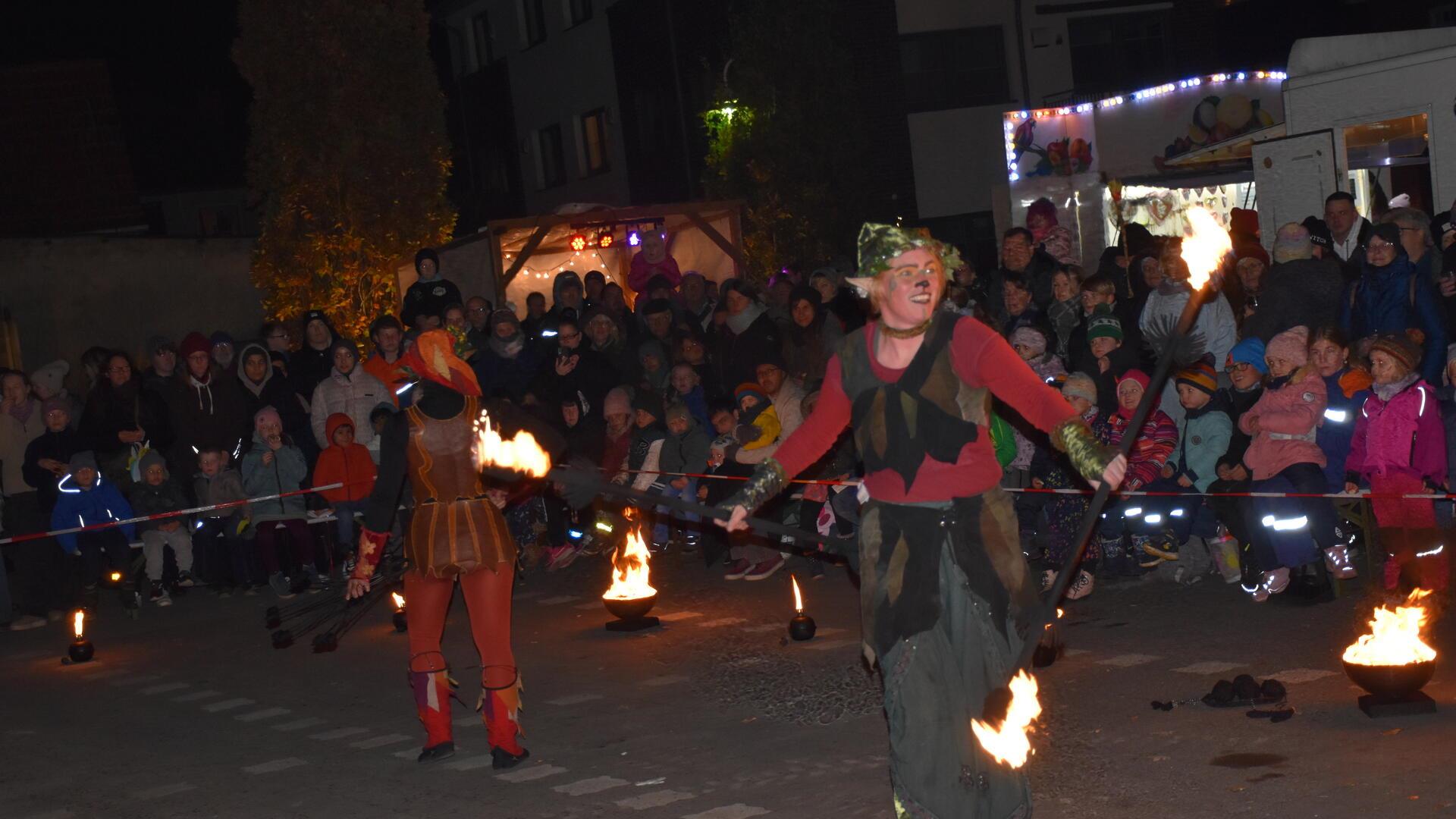 Das Duo Flammenspuk erzählte mit seiner Feuershow eine zauberhafte Geschichte.