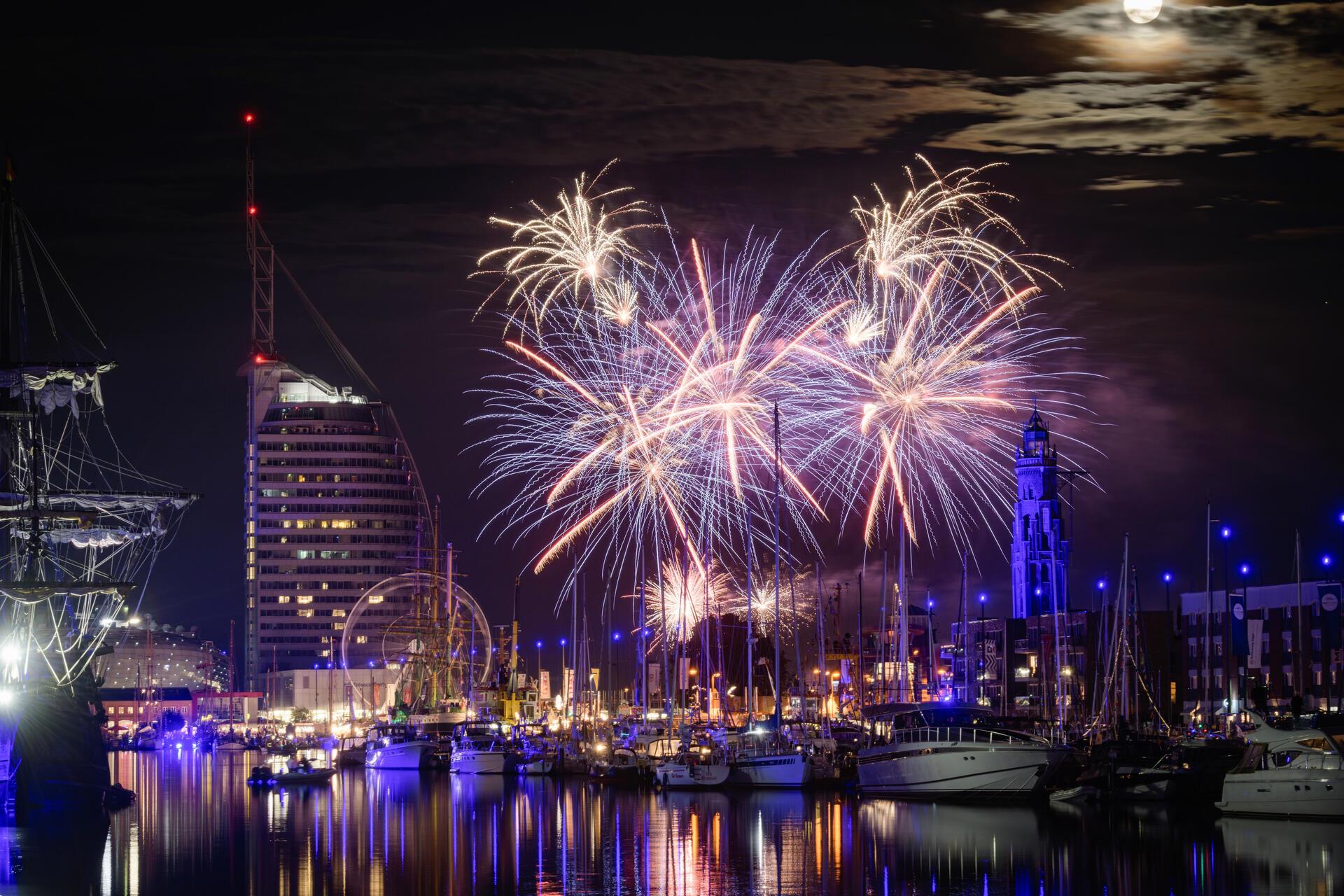 Das Feuerwerk der Maritimen Tage über dem Neuen Hafen. 