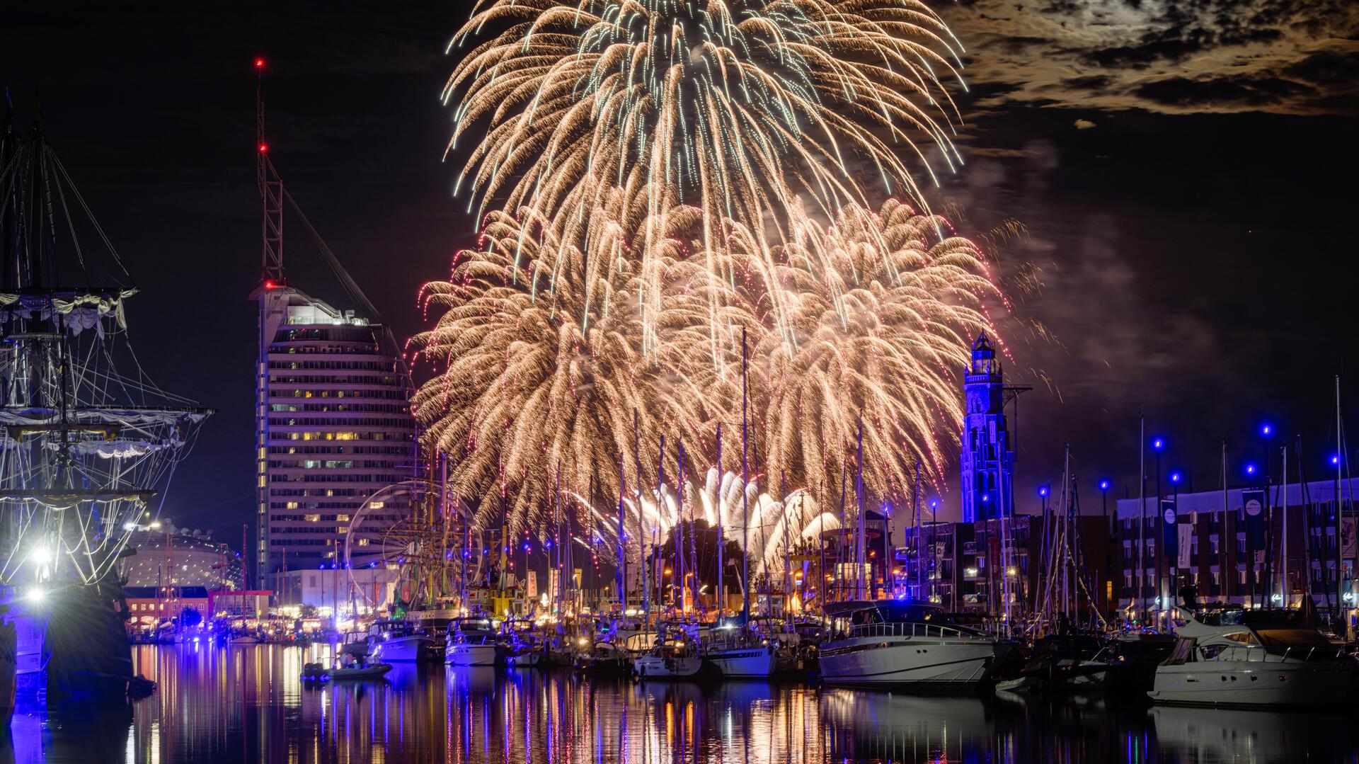 Das Feuerwerk der Maritimen Tage über dem Neuen Hafen. 