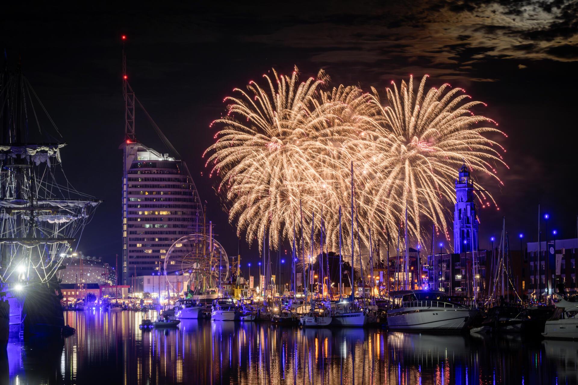 Das Feuerwerk der Maritimen Tage über dem Neuen Hafen. 