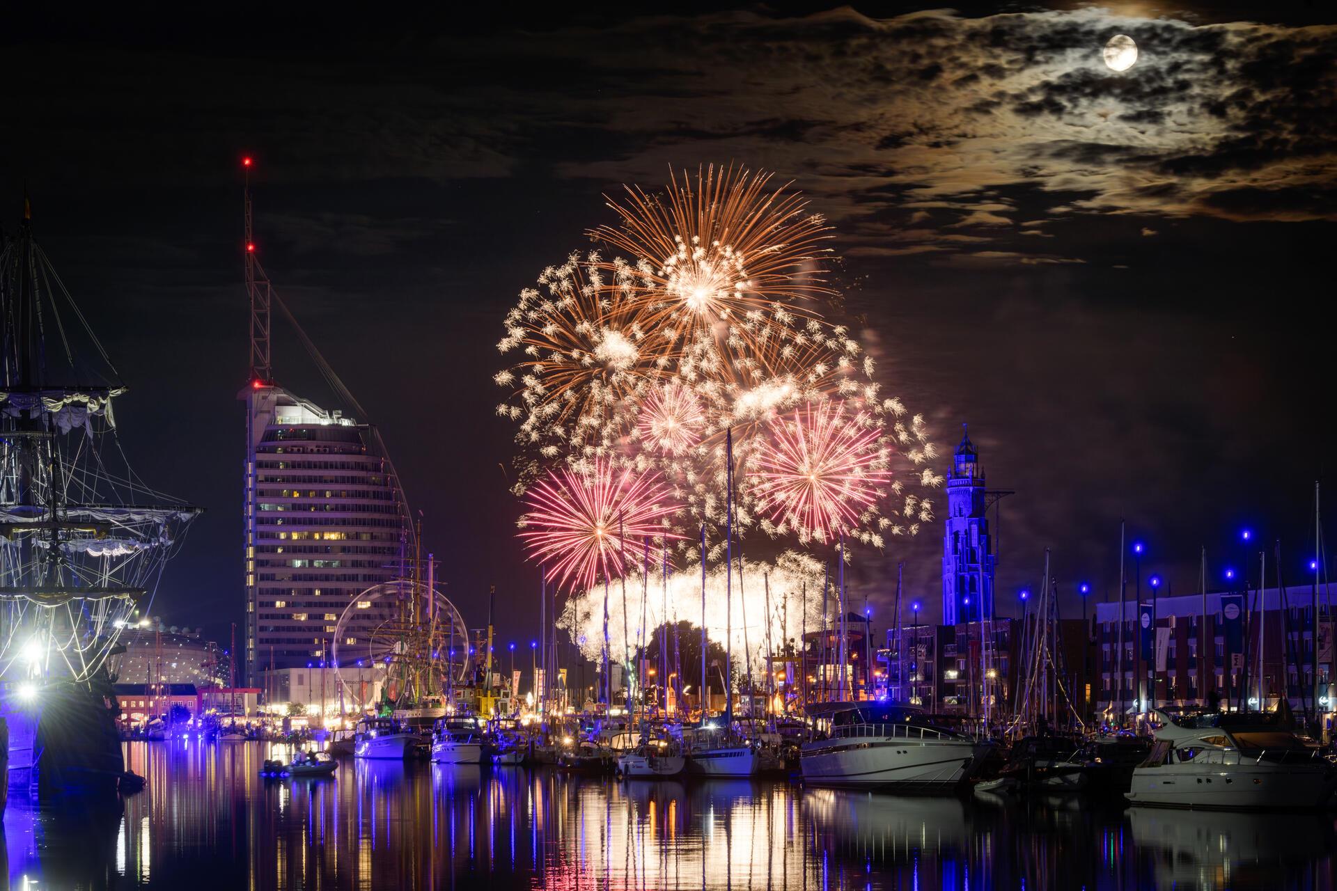 Das Feuerwerk der Maritimen Tage über dem Neuen Hafen. 