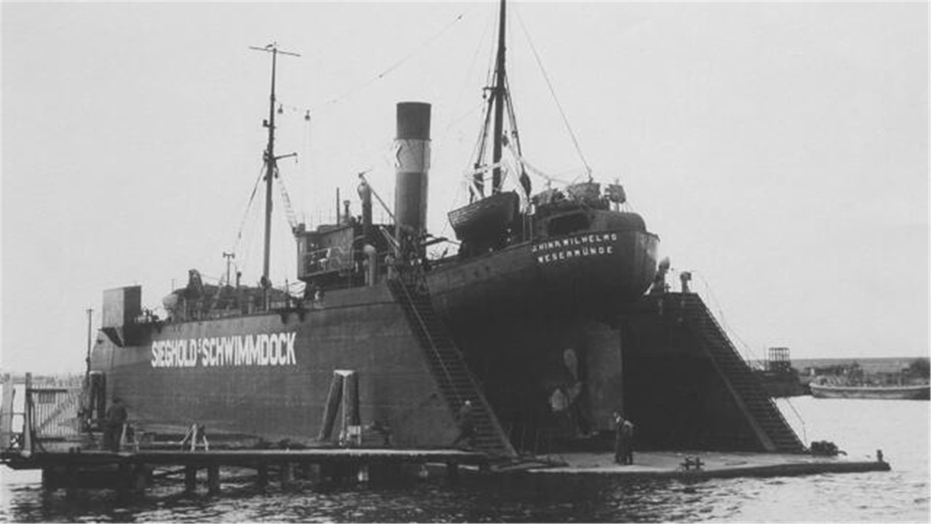 Das Foto zeigt das erste Schwimmdock, das Max Sieghold 1937 nach Bremerhaven holte.