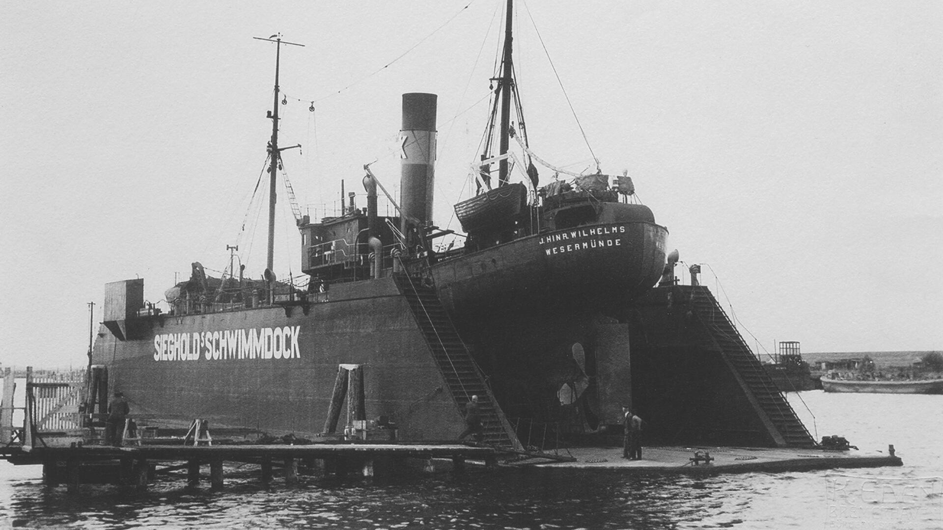 Das Foto zeigt das erste Schwimmdock, das Max Sieghold 1937 nach Bremerhaven holte. Die Ausstellung über die Werft ist bei den Besuchern des Historischen Museums beliebt.