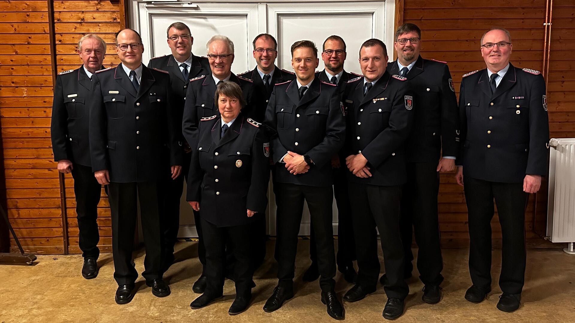 Das Foto zeigt den stellvertretenden Ortsbrandmeister Johann Steinberg (von links), Ortsbrandmeister Kai Klintworth, den 1. stellvertretenden Stadtbrandmeister Martin Borchers, Klaus Poppe, Kerstin Murk, Lars Klintworth, Jannes Wellbrock, Nils Klintworth, Alexander Embert, den 2. stellvertretenden Stadtbrandmeister Holger Burfeindt und Abschnittsleiter Jörg Suske.