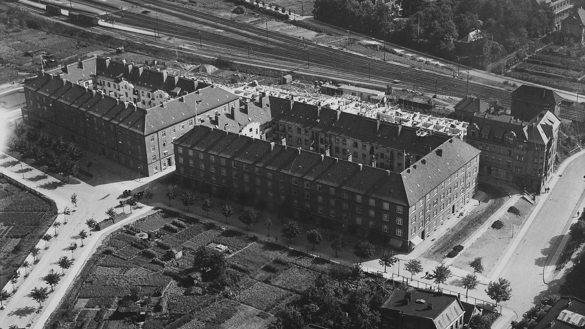 Das Foto zeigt die Wohnanlage an der Metzer- und Elsässer Straße, die der Architekt Gustav Claas 1927/28 für den gemeinnützigen Bauverein Geestmünde entwarf.