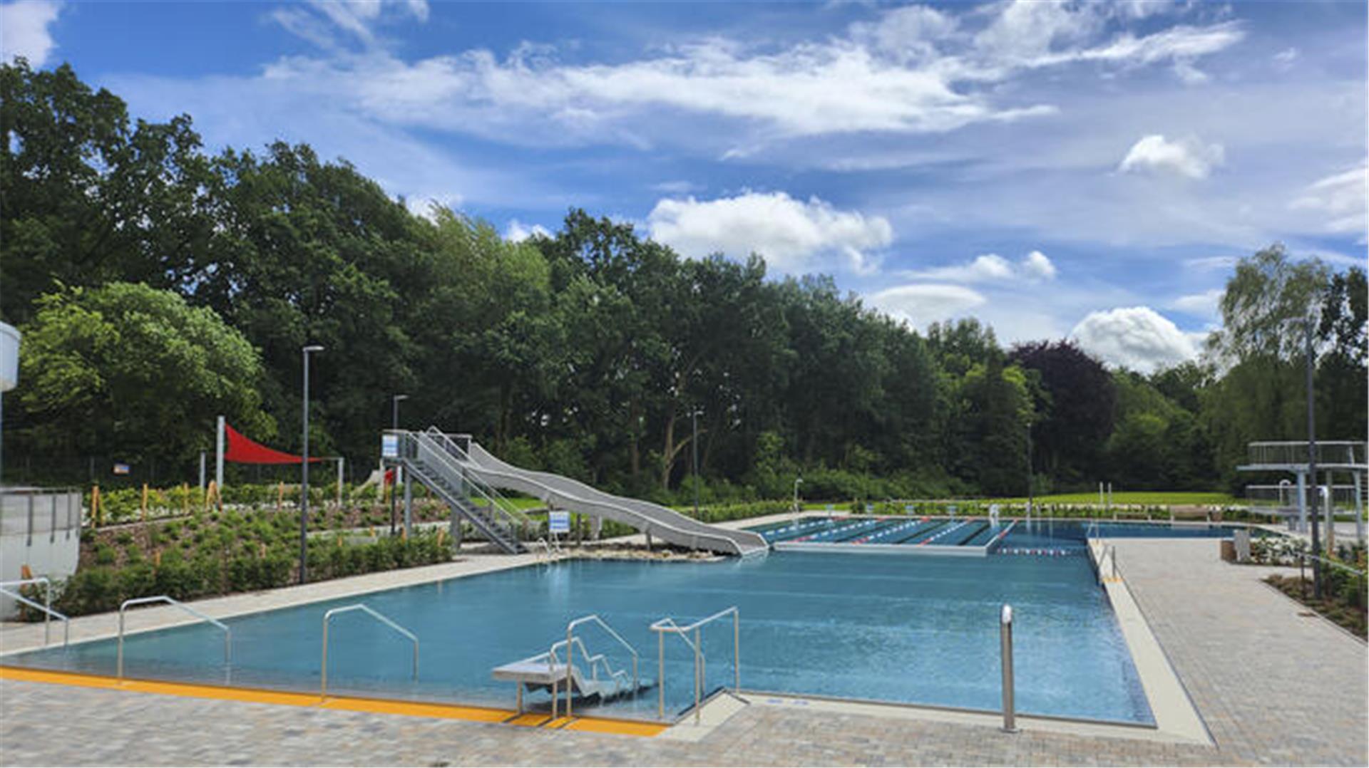 Das Freibad im „Delphino“ präsentiert sich seit der Sanierung in vollem Glanz. Für Freitag, 26. Juli, sind Kinder und Jugendliche zum „Spiel- und Tobetag“ eingeladen. Der Eintritt ist frei.