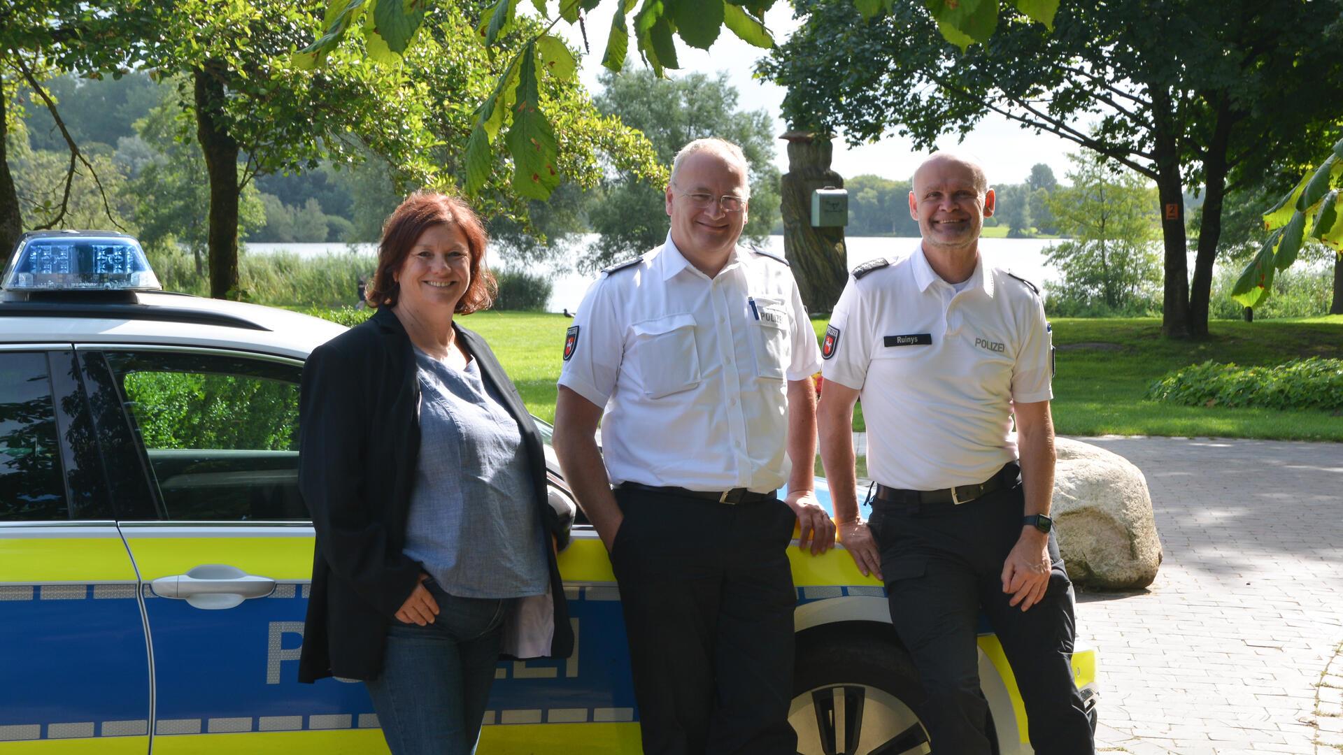 Das Führungstrio der Bremervörder Polizei: Hauptkommissarin Tanja Schröder hat zum 15. Juni die Leitung des Kriminalermittlungsdienstes übernommen - sehr zur Freude von Bremervördes Polizeichef Gerd Groeneveld (Mitte) und Thorsten Ruinys (Leiter Einsatz- und Streifendienst). 