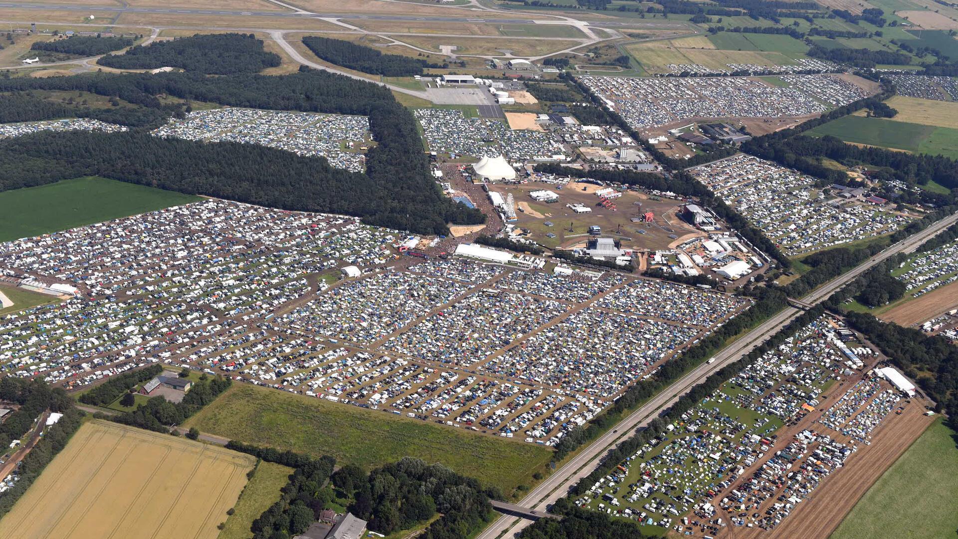 Das Gelände während des Deichbrand-Festivals: Wenn sich neue Industriebetriebe im Industriegebiet in Wanhöden ansiedeln, fällt ein Teil der Campingflächen weg. Unter Umständen könnte das von Wald umgebene Greencamp (hinten links) betroffen sein.