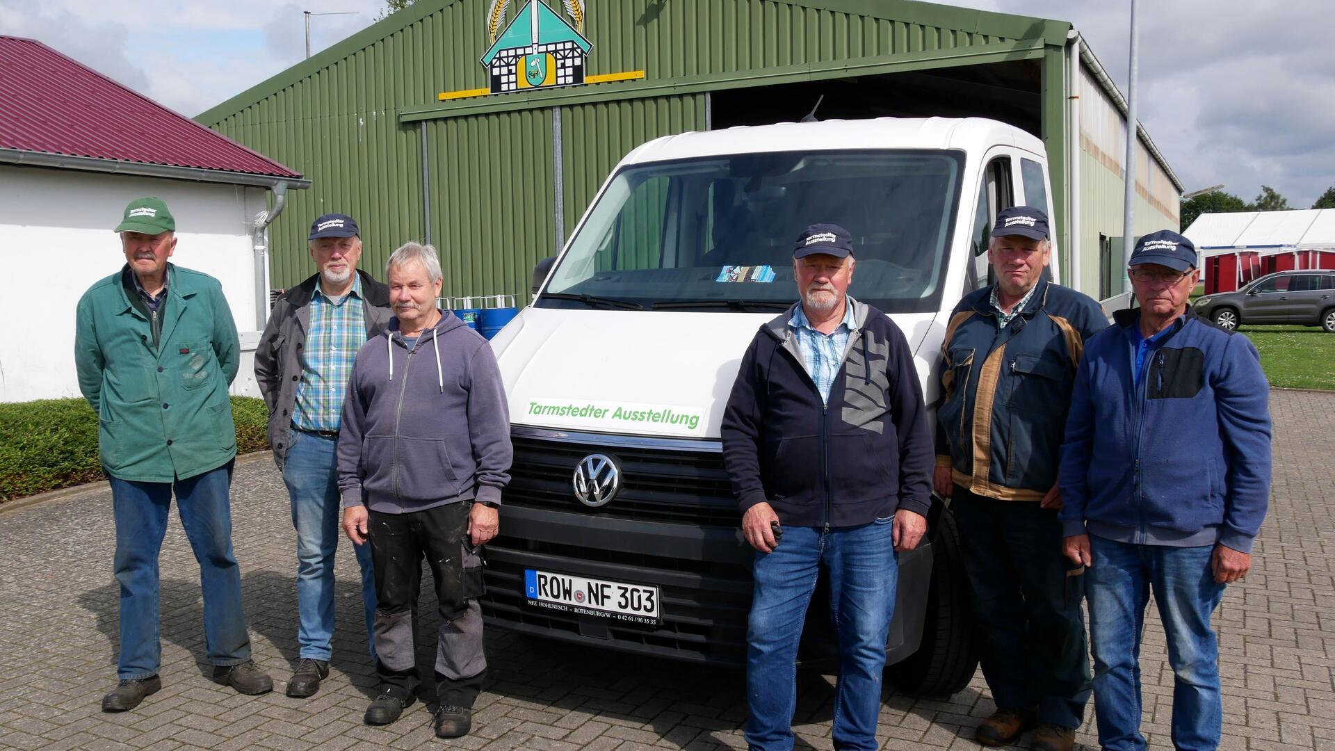 Das Geländeteam der Tarmsstedter Ausstellung vor ihrem Einsatzfahrzeug. 