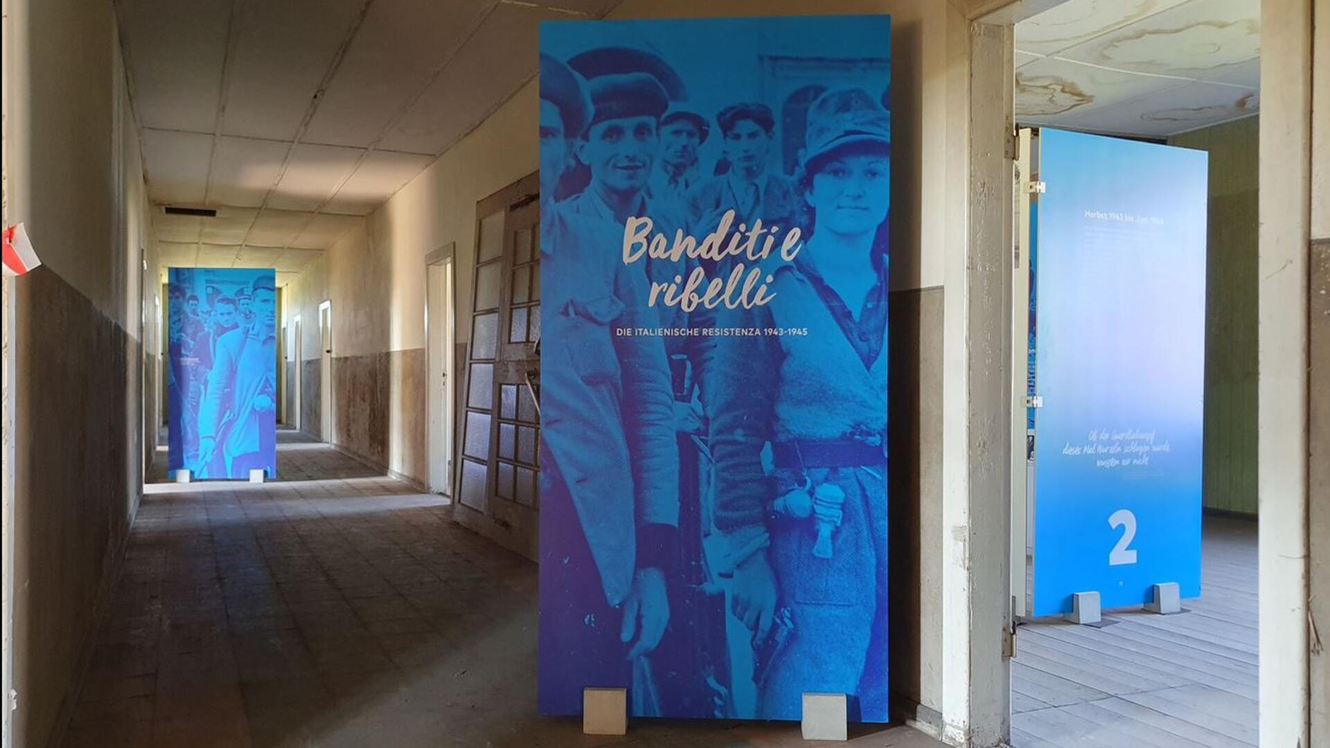 Das Geschichtsinstitut Istoreco aus Reggio Emilia und der Kultur-Reiseveranstalter CultureLabs aus Berlin, die 2017 zusammen die Wanderausstellung: „Banditi e ribelli. Die italienische Resistenza 1943-1945“ erarbeitet haben, überlassen die Ausstellung der Gedenkstätte Lager Sandbostel dauerhaft. 