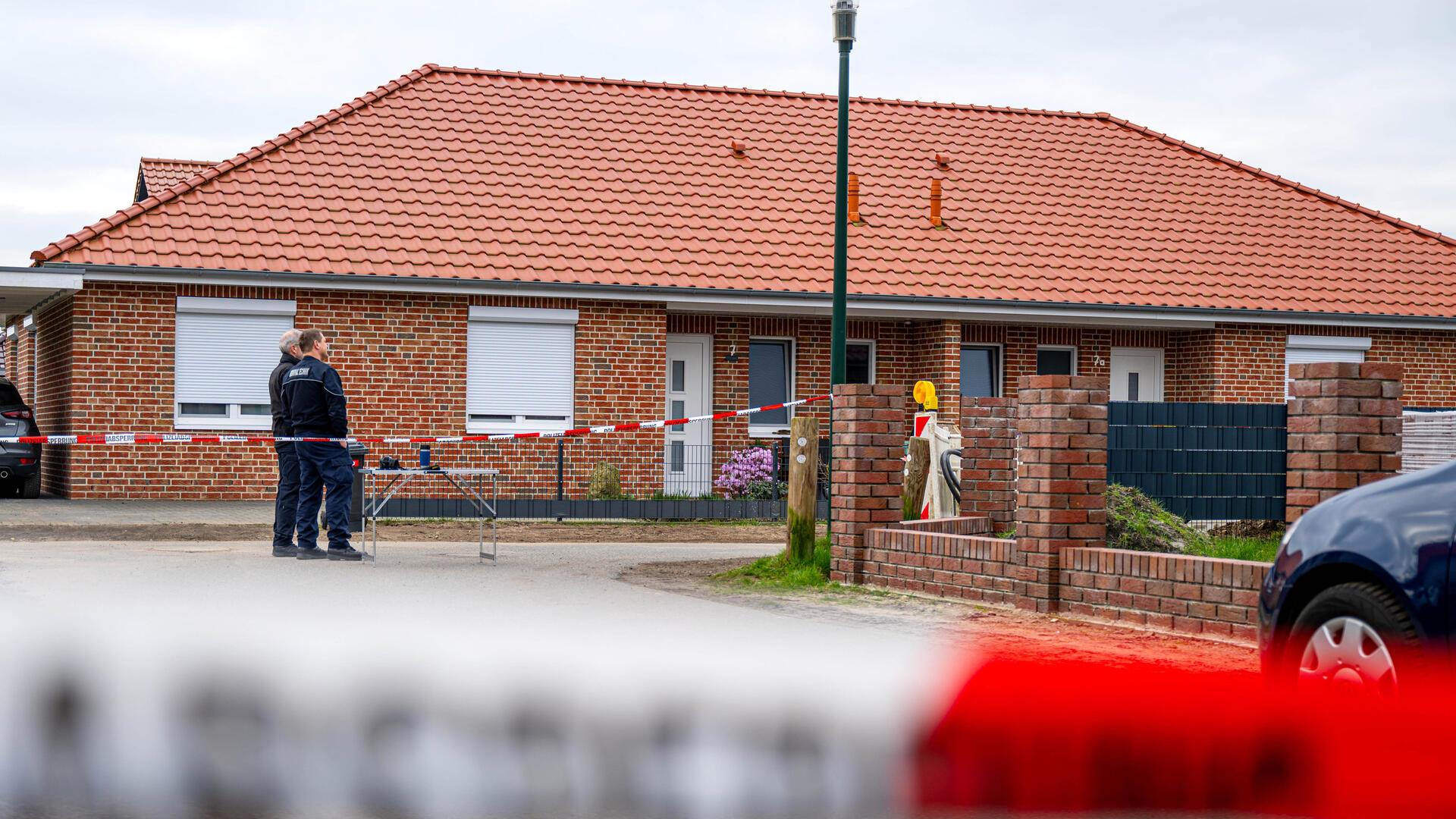 Das Haus in Brockel, in dem ein Mann zwei Menschen erschossen haben soll.