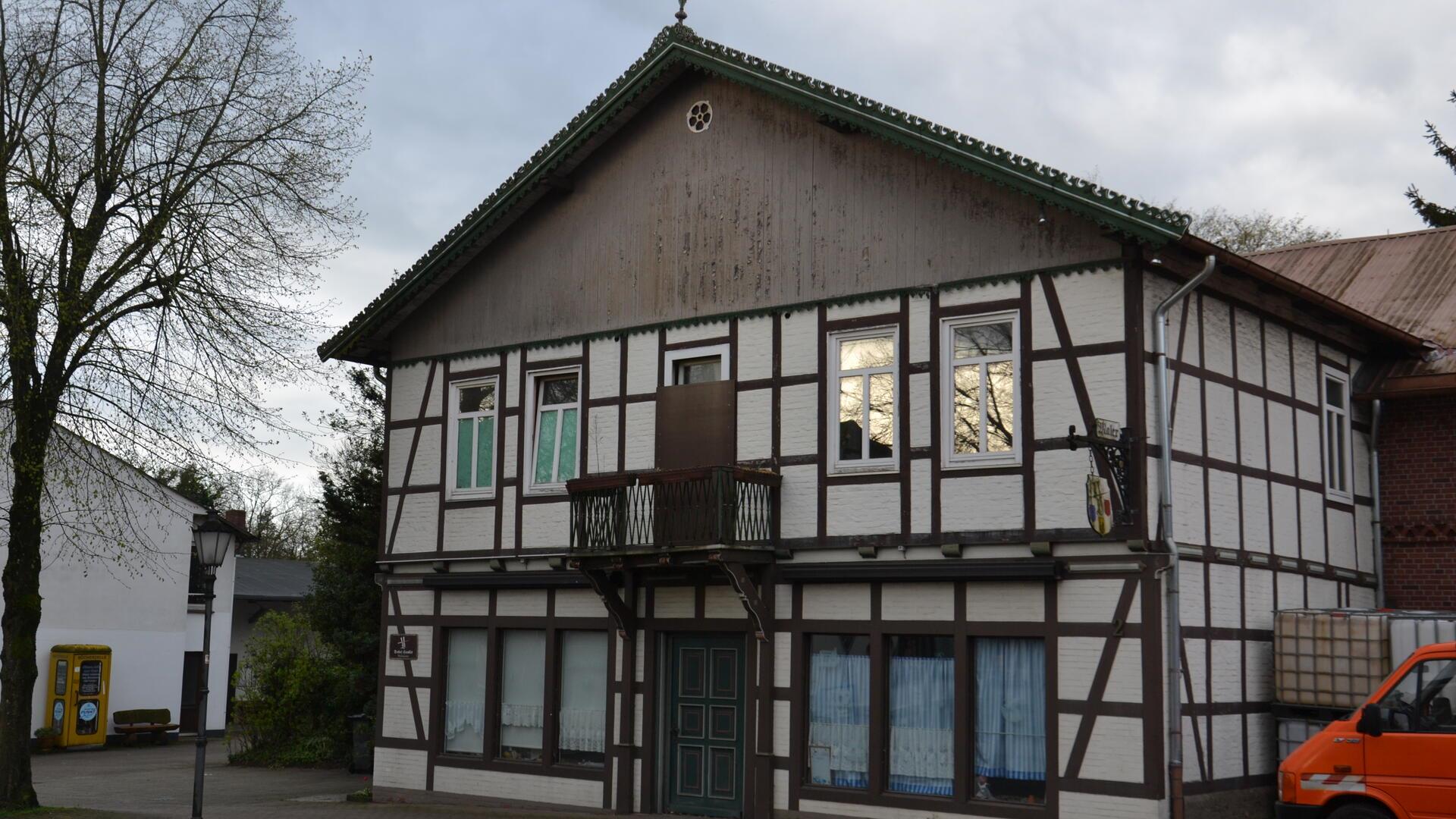 Ein historisches Gebäude mit Fachwerkfassade.