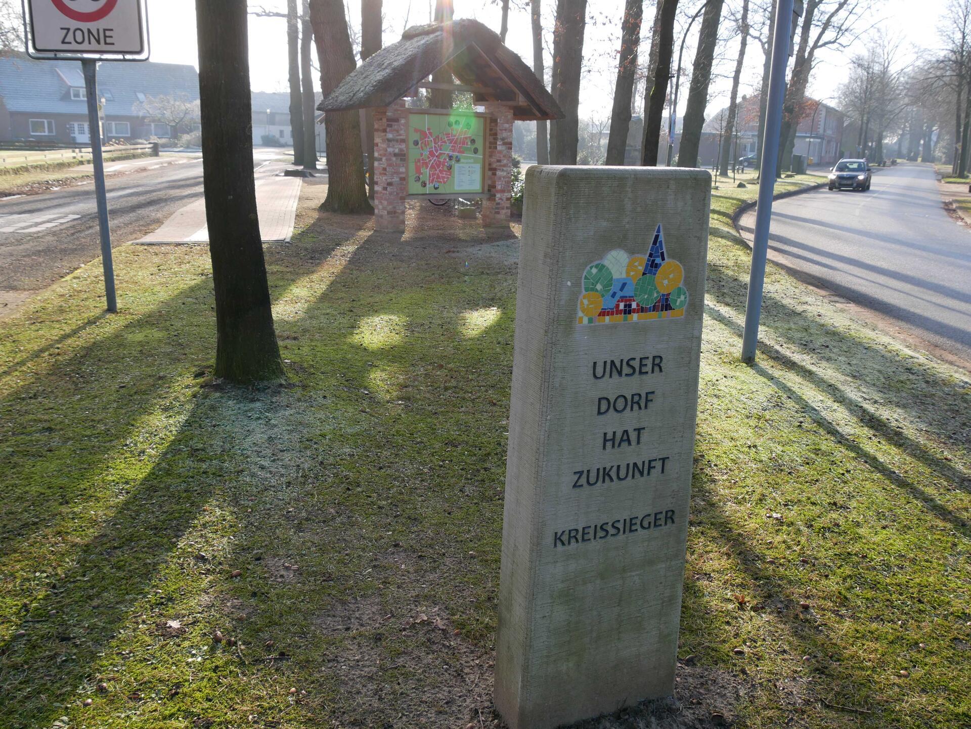 Das Hepstedt Kreissieger beim Wettbewerb „Unser Dorf hat Zukunft“ geworden ist, zeigt der Gewinnerstein in der Dorfmitte. Jetzt will die Gemeinde aber mehr: sie will auch den Landestitel ins Dorf holen.