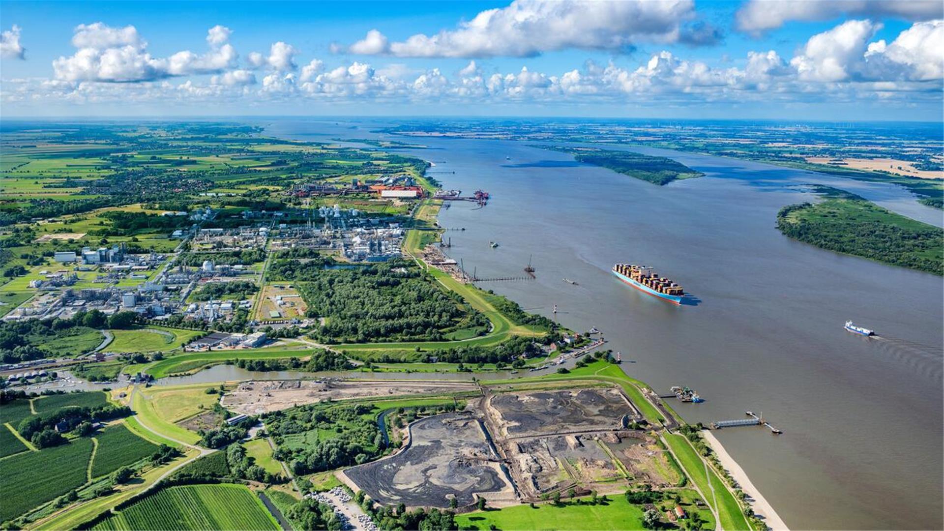 Das Industriegebiet an der Elbe in Bützfleth. Hier ist auf 550 Hektar noch viel Platz für Neuansiedlungen.