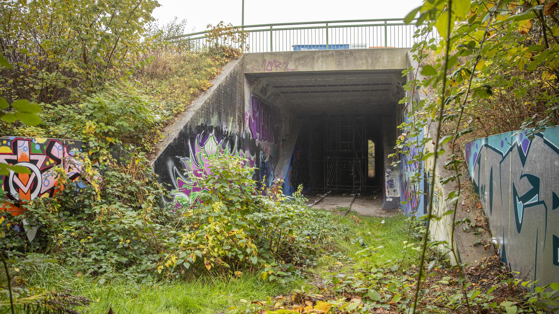 Das Industriegleis an der Eisarena wird zum Fußgänger- und Fahrradtunnel ertüchtigt