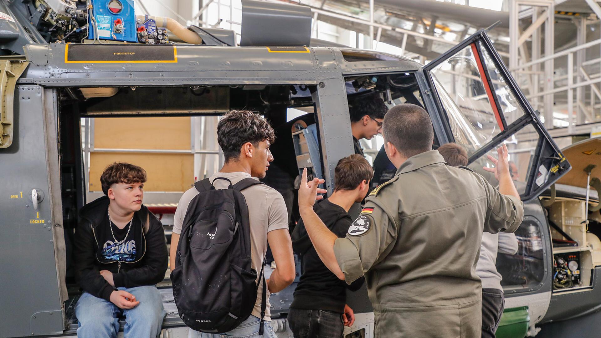 Das Interesse ist da: Beim Tag der Uniformberufe informierten Soldaten des Nordholzer Marinefliegerstützpunktes Schülerinnen und Schüler unter anderem über den Beruf des Hubschrauberpiloten.