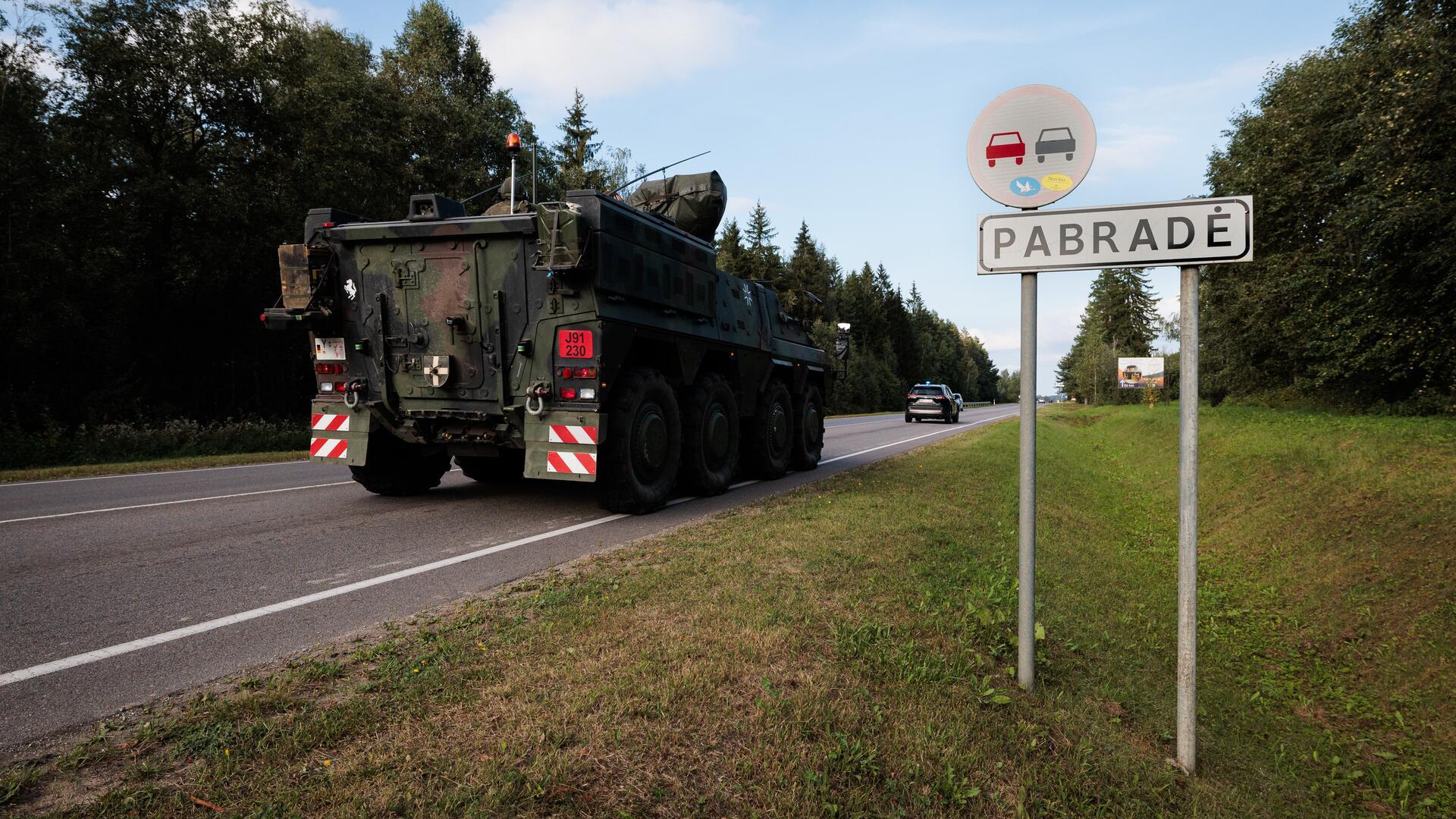 Das Foto zeigt ein Bundeswehrfahrzeug. 