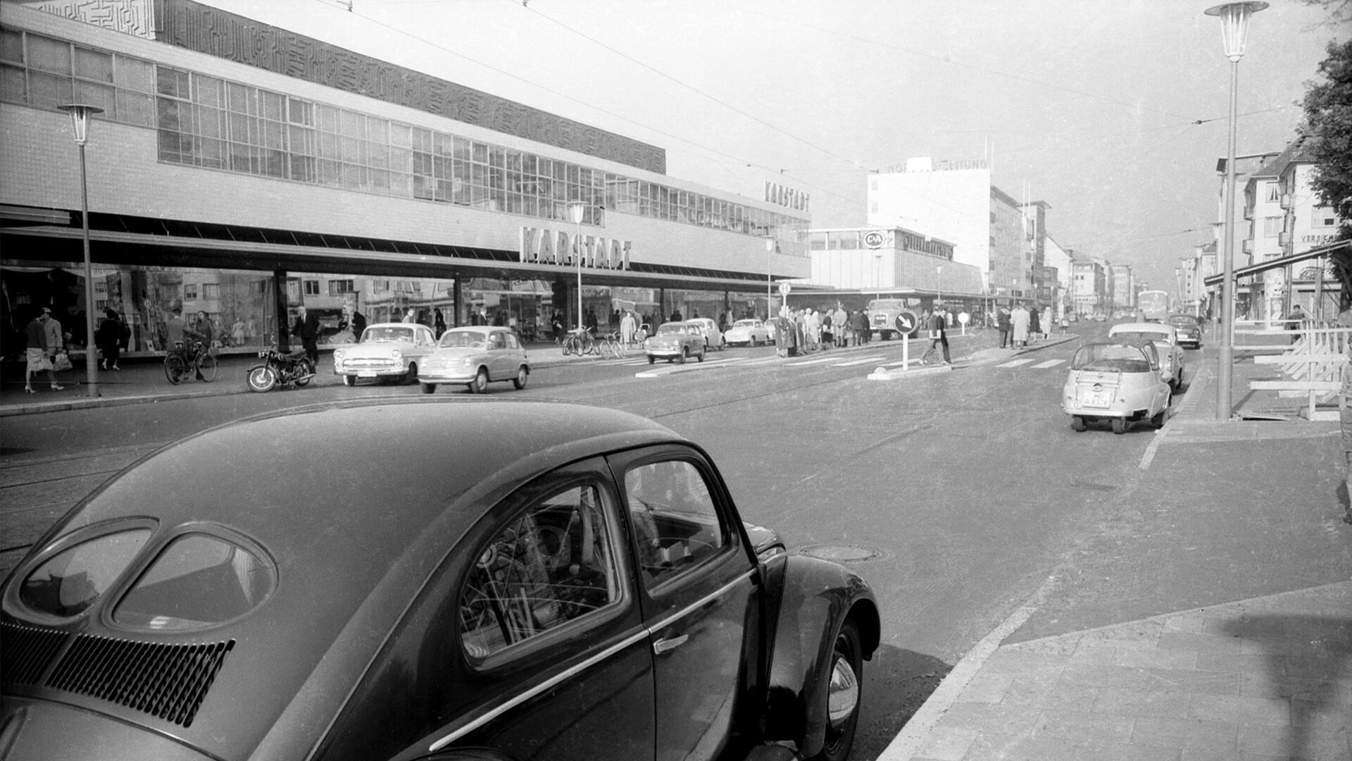 Das Karstadt-Gebäude Ende der 50er Jahre und der Blick auf die Bürgermeister-Smidt-Straße (heutige Fußgängerzone).  Foto: Historisches Museum 